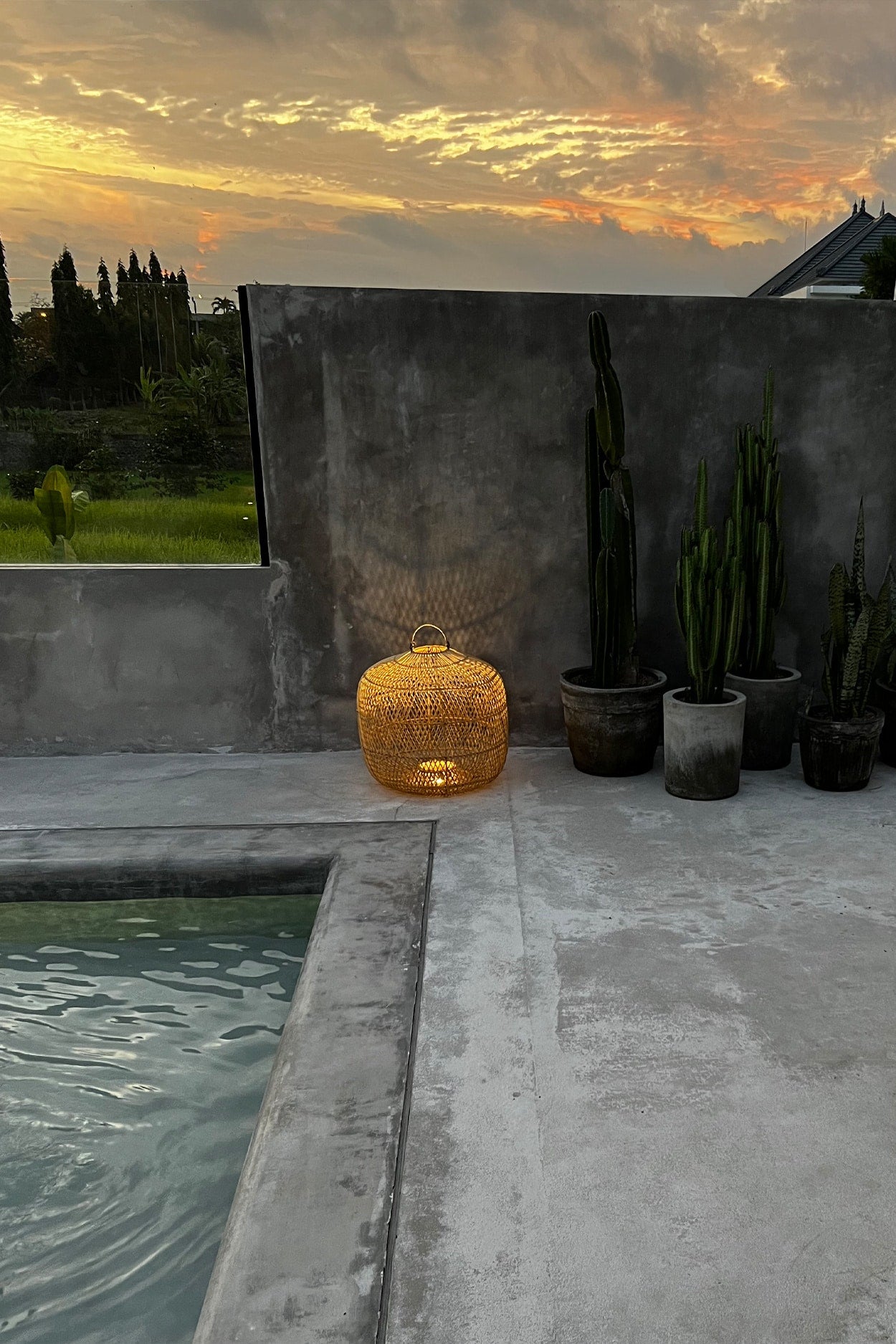 Batu Bolong Lampenschirm Rattan Rattanlampe beleuchtet BAYU048N-L Rattan 60 cm Boden Deko aus Bali Handgeflochten Rattanlampe Bazar Bizar Soulbirdee Onlineshop