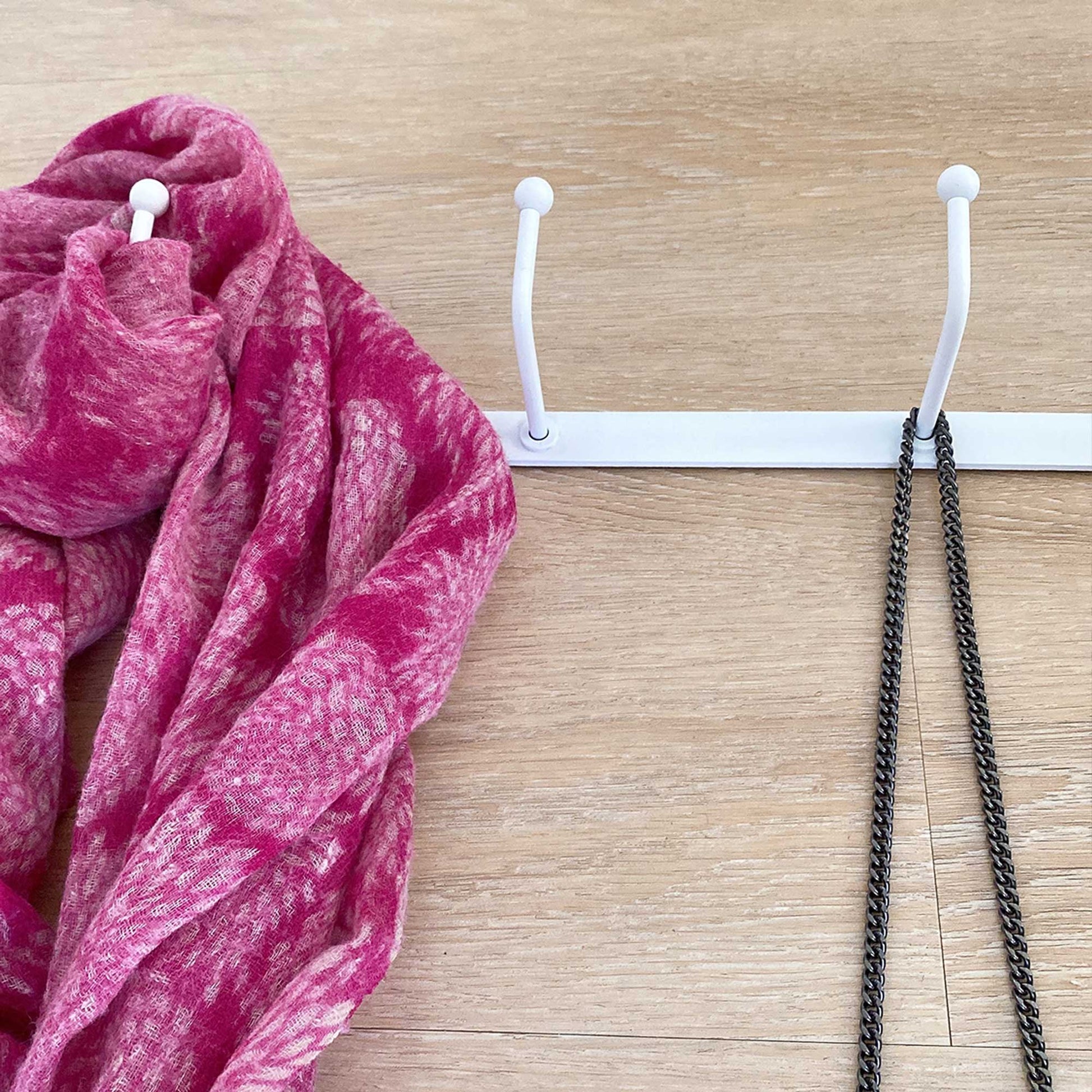 Garderobe Wandhaken in Weiß mit 5 Haken 60cm Länge von der Marke IB Laursen. Garderobe im skandinavischen Stil bei Soulbirdee kaufen