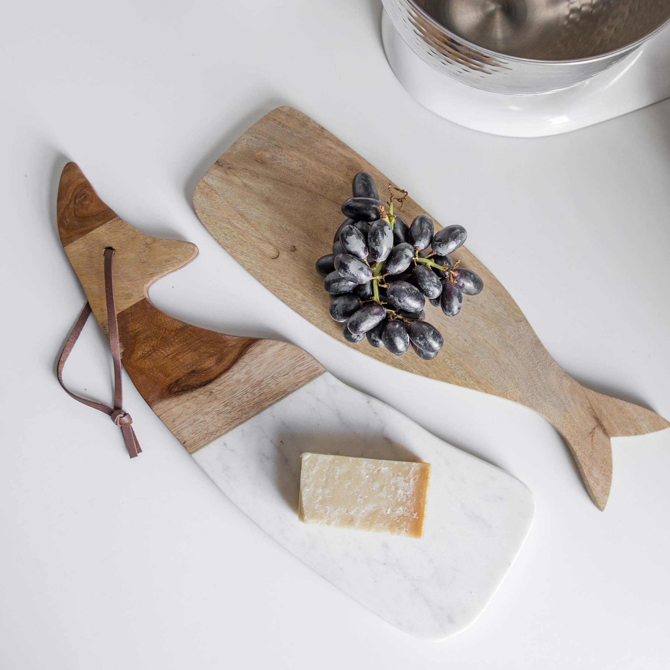 ServierBrett aus lebensmittelechtem Mangoholz mit Marmor | in Form eines süßen Walfisches. Entdecken Sie die hochwertigen Schneidebretter von der Marke Be Home