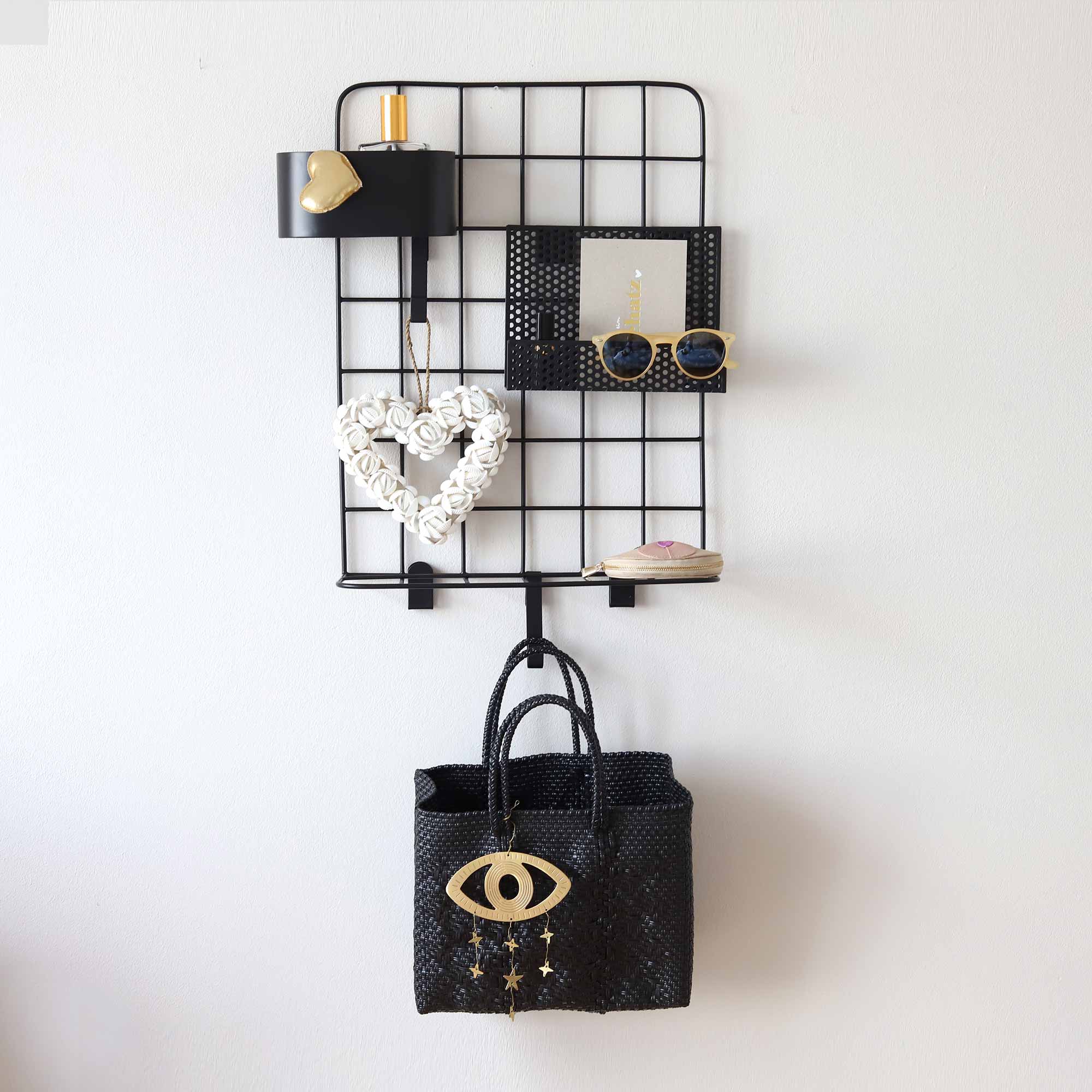 Pinnwand mit Fächern und Haken | Moderne Pinnwand aus schwarzem Metall für die Schreibtisch Orga | Home Office Organizer, Wand Organizer für das Büro bei Soulbirdee Onlineshop Regal als Wanddeko für den Flur, Feminines Regal