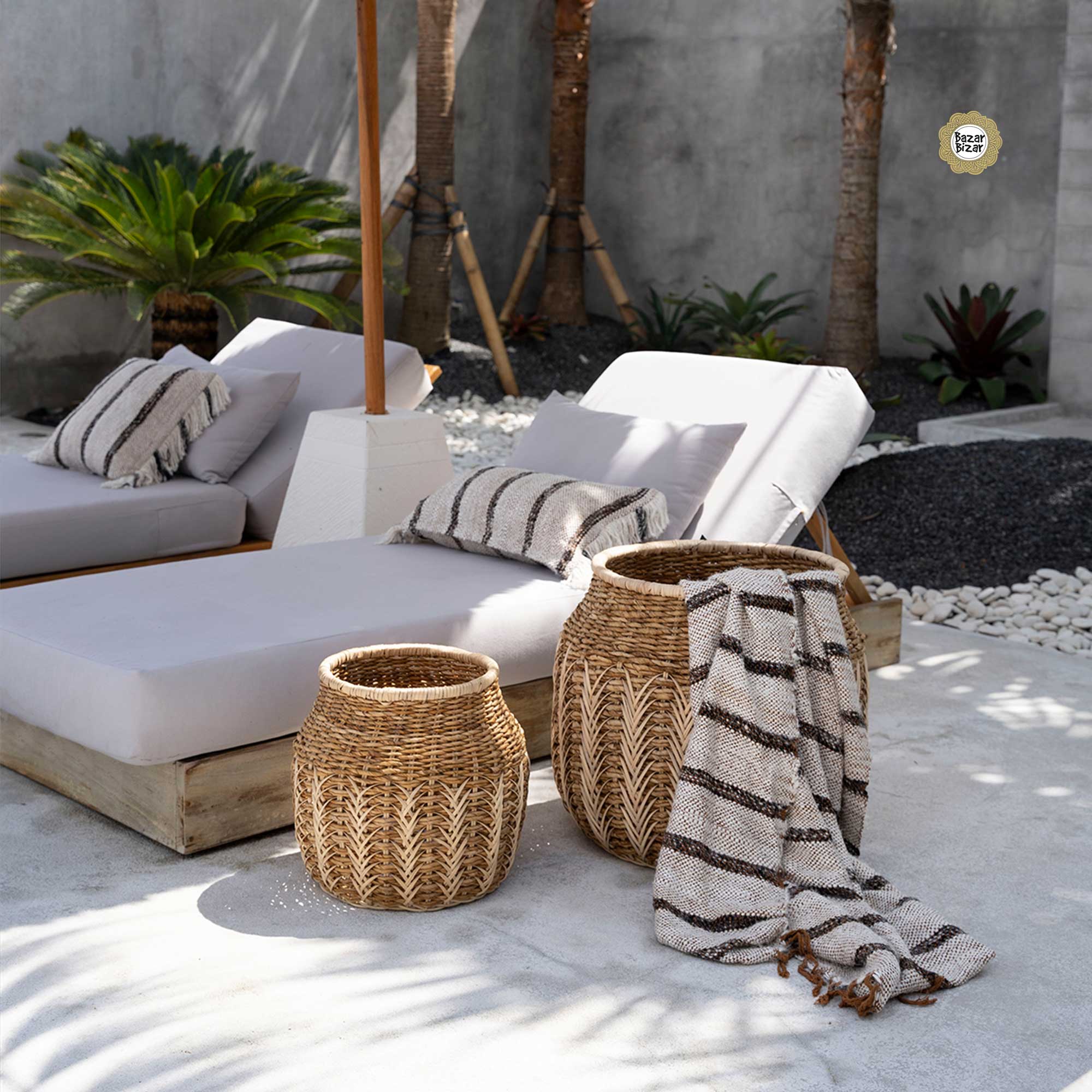 Plaid Sitzkissen Bohemian Weiss ♥ Boho Kissen aus Baumwolle mit Fransen ♥ Bazar Bizar aus Bali ♥ Boho Kissen kaufen ♥ bei Soulbirdee Onlineshop plaid streifen boho decke INIE002BoW Bazar Bizar bohemian deko Soulbirdee Onlineshop