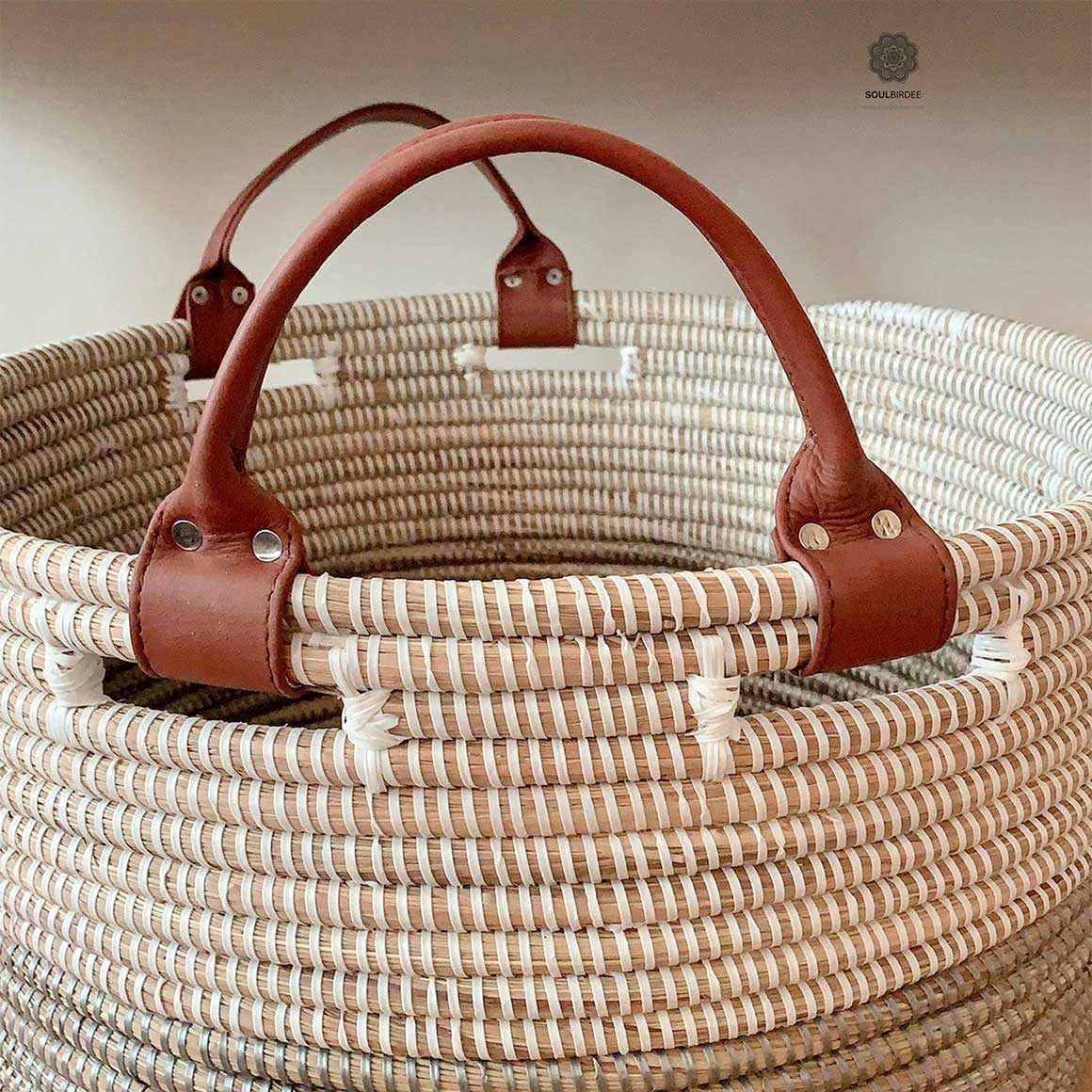 Detail Lederhenkel Henkelkorb weiss und Silber Leder Wäschekorb Aufbewahrung Handarbeit Afrika fair Soulbirdee Onlineshop