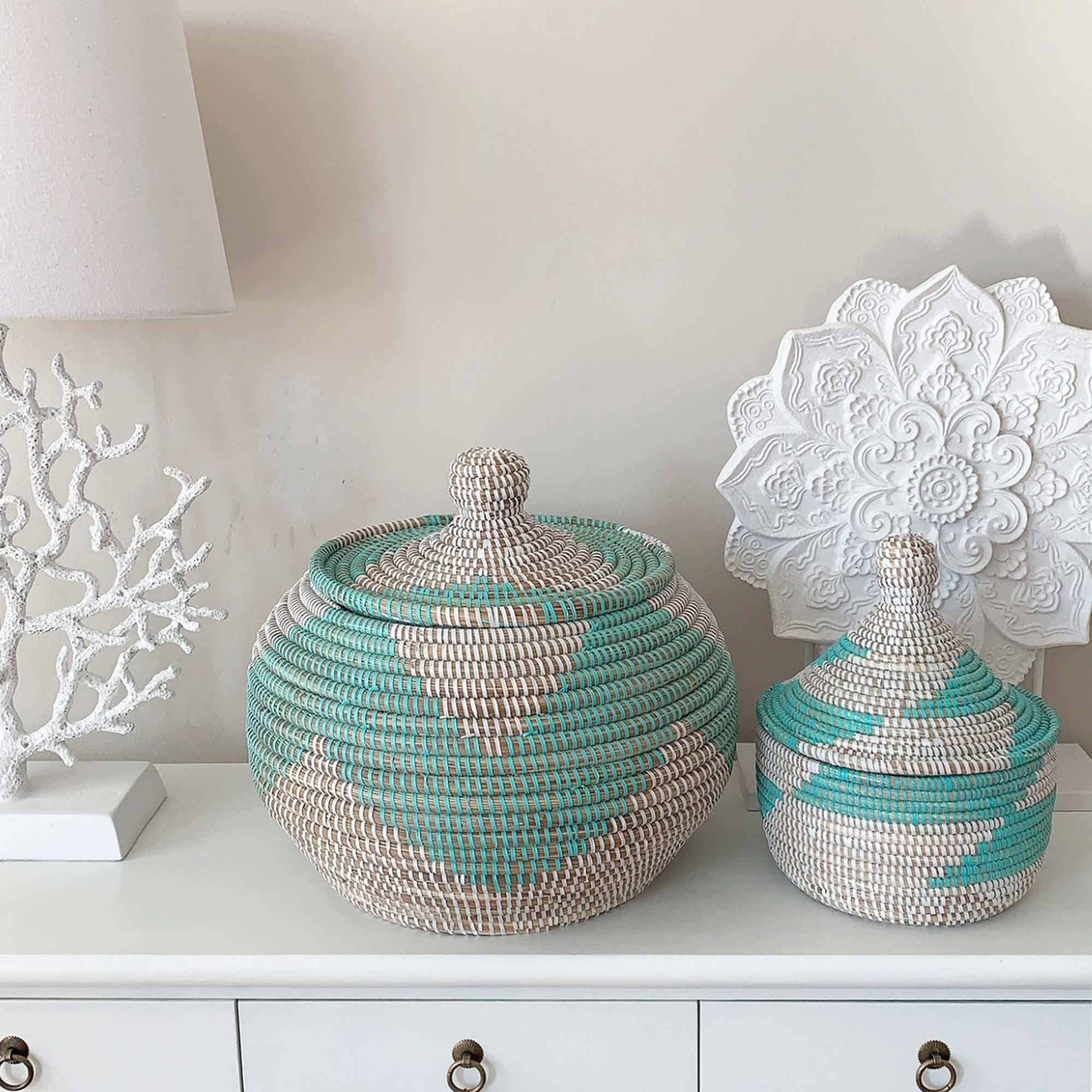 Ethno Korb Weiss Türkis Aqua Afrikanischer Deckel-Korb Savannen-Gras Ethno Muster Aufbewahrung online kaufen Soulbirdee