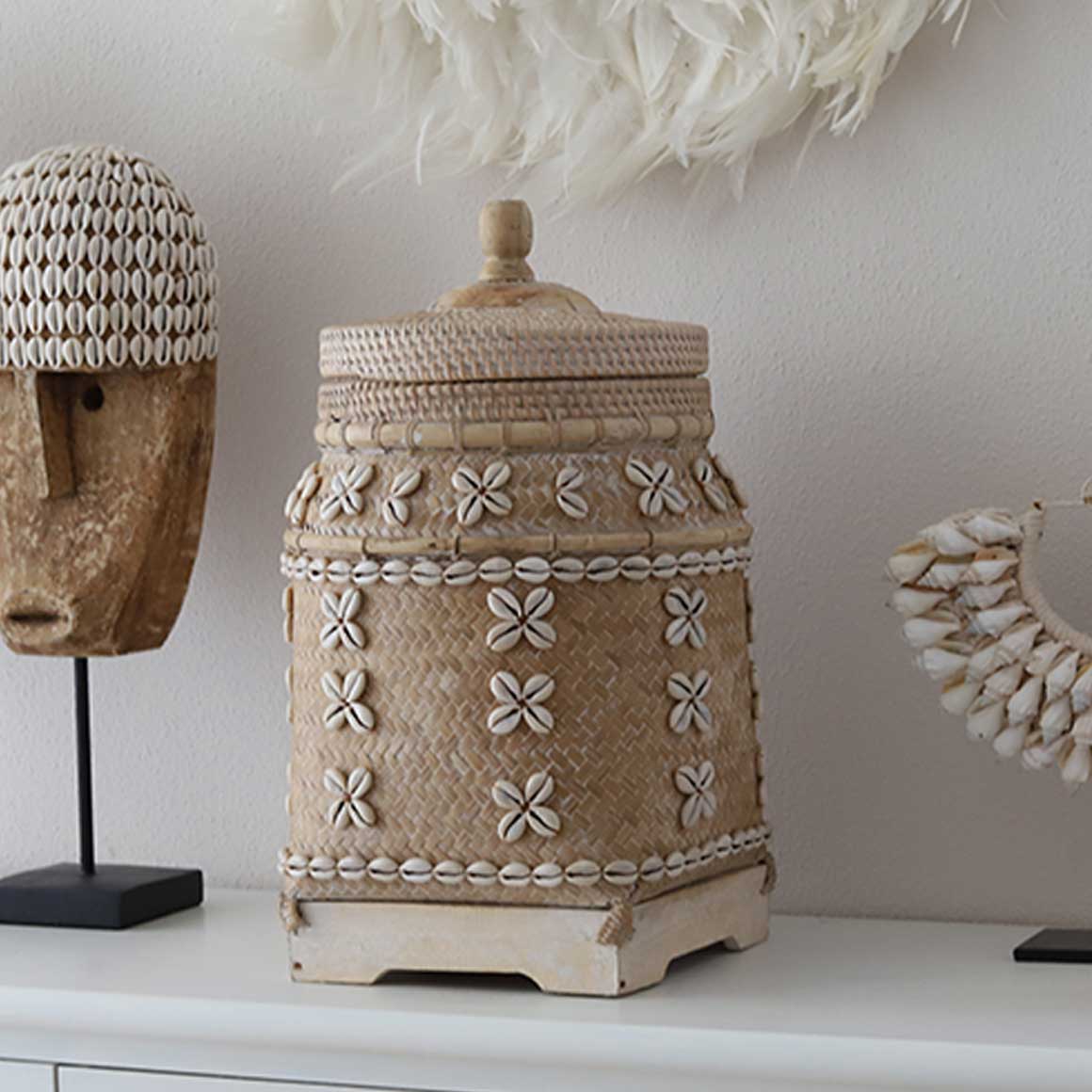 Bay Basket Weiß ♥ Weißer Korb für Wohnzimmer & Bad ♥ Wohnaccessoire ♥ Deko Deckelkorb ♥ Strandhaus Ibiza Style ♥ Beachhouse Deko | Soulbirdee Onlineshop Weiß Weißer Korb Basket Aufbewahrung aufräumen Stauraum Muscheln Wohnzimmer Bad, Wäschekorb Bali Strandhaus Insel Beachhouse Accessoire Soulbirdee shop korb kaufen