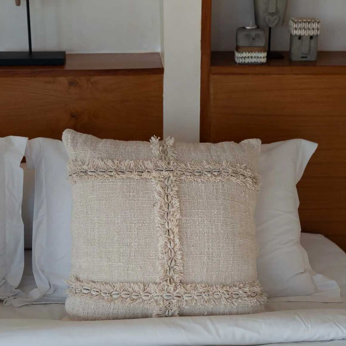 Boho Kissen Dekokissen Nomad quadratisches Boho Kissen 50x50 Beige mit Muscheln & Baumwolle Kissenhülle Neutral tones Bazar Bizar Deko kaufen | Boho Style Interior ✓ Soulbirdee Onlineshop Dekokissen