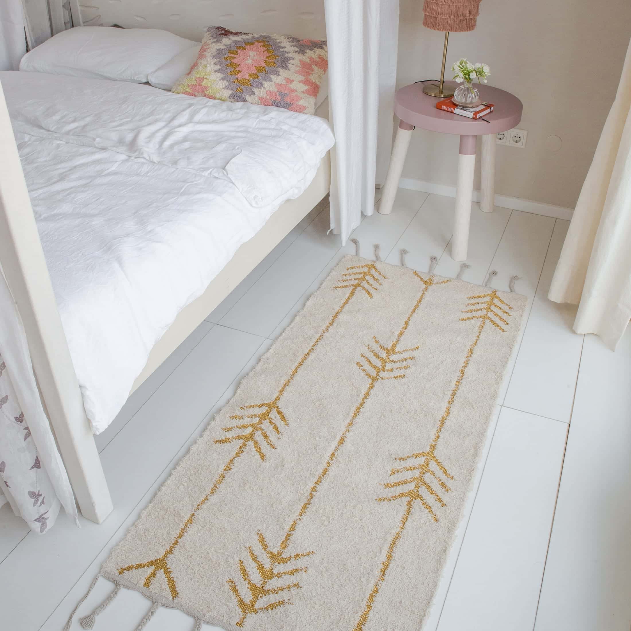Boho Teppich mit Pfeilen 70x140 ☆ Nachhaltig hergestellt, Liv Interior ☆ Goldene Metallik Pfeile auf Natur Baumwolle. Beige, good weave, Kinderzimmer teppich Bettvorleger Vorleger kaufen im Soulbirdee Onlineshop