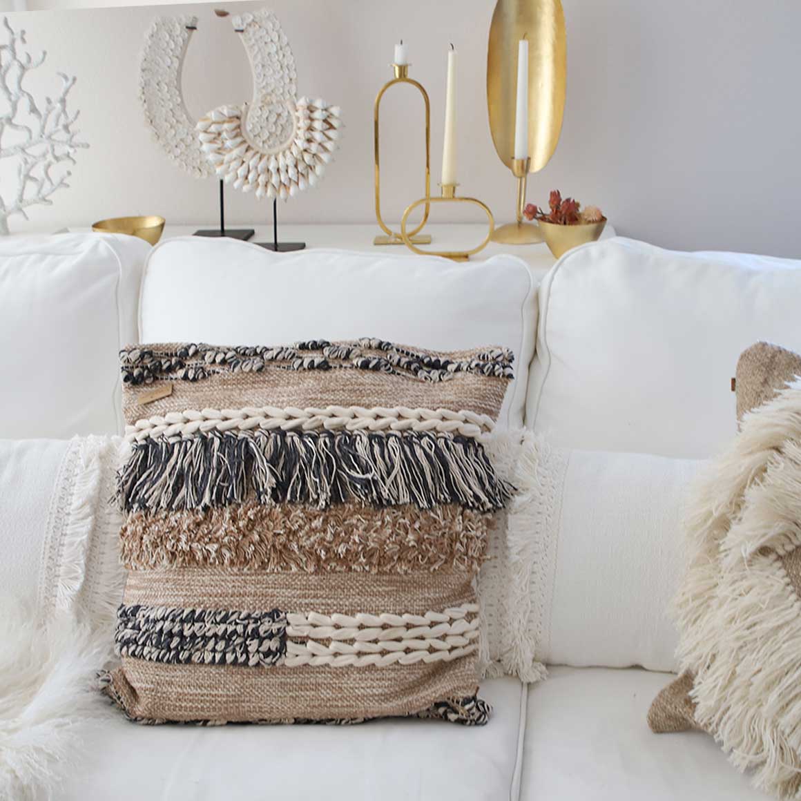 Kissenbezug Mauritius mit Fransen, Boho Kissenbezug, Boho Kissen Beige für das Boho Wohnzimmer | Sofa Kissen 50x50, Kissen kaufen im Soulbirdee Shop Boho Kissen braun Kollektion Kissenbezug Mauritius Fransen quadrat Boho Kissen Beige braun Natur schwarz Boho Wohnzimmer Kissen kaufen Soulbirdee Shop