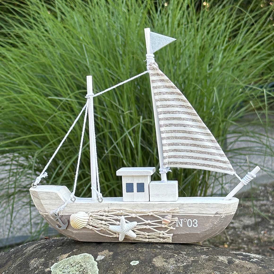 Boot als maritime Deko in Deinem Zuhause Das Segelschiff ist ein Schiff aus Holz und hat hübsche Details süße Holzfigur Soulbirdee Deko Onlineshop