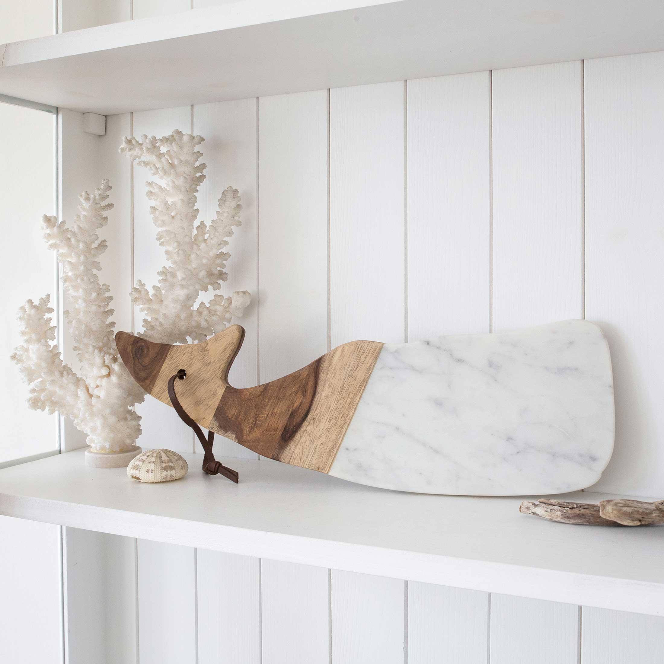 Brett aus Marmor ♥ Servierbrett in Form eines Walfisches ♥ Fisch Tischdeko ♥ Entdecke die hochwertigen Schneidebretter von Be Home ♥ Soulbirdee Shop Brett aus Marmor und Holz in Form eines Walfisches. Mit einem Leder Band zum Aufhängen. Sevierbrett, Schneidebrett von Be Home bei Soulbirdee Onlineshop online kaufen