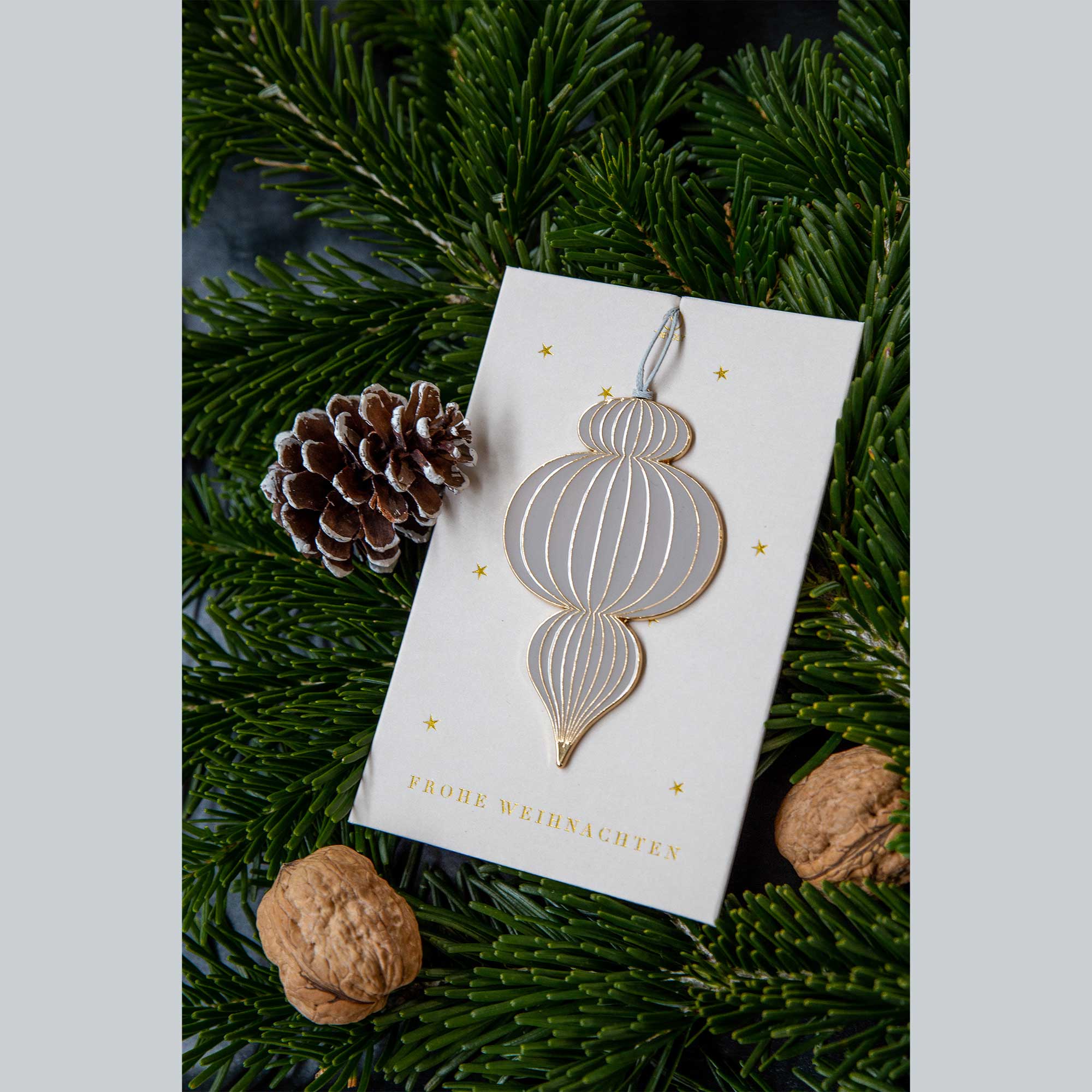 Christbaumschmuck aus goldenem Metall und grau emailliert in Form eines Tropfens. Dekoanhänger vom Soulbirdee Onlineshop