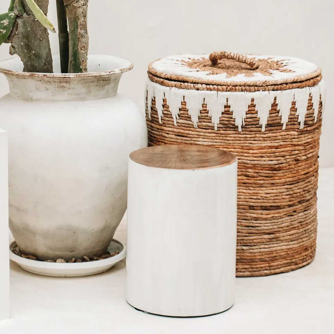 Hocker Rund Holz weiss lackiert außen Beistelltisch Sidetable coffeetable sitzen stuhl Boho Bazar Bizar Möbel Soulbirdee Onlineshop