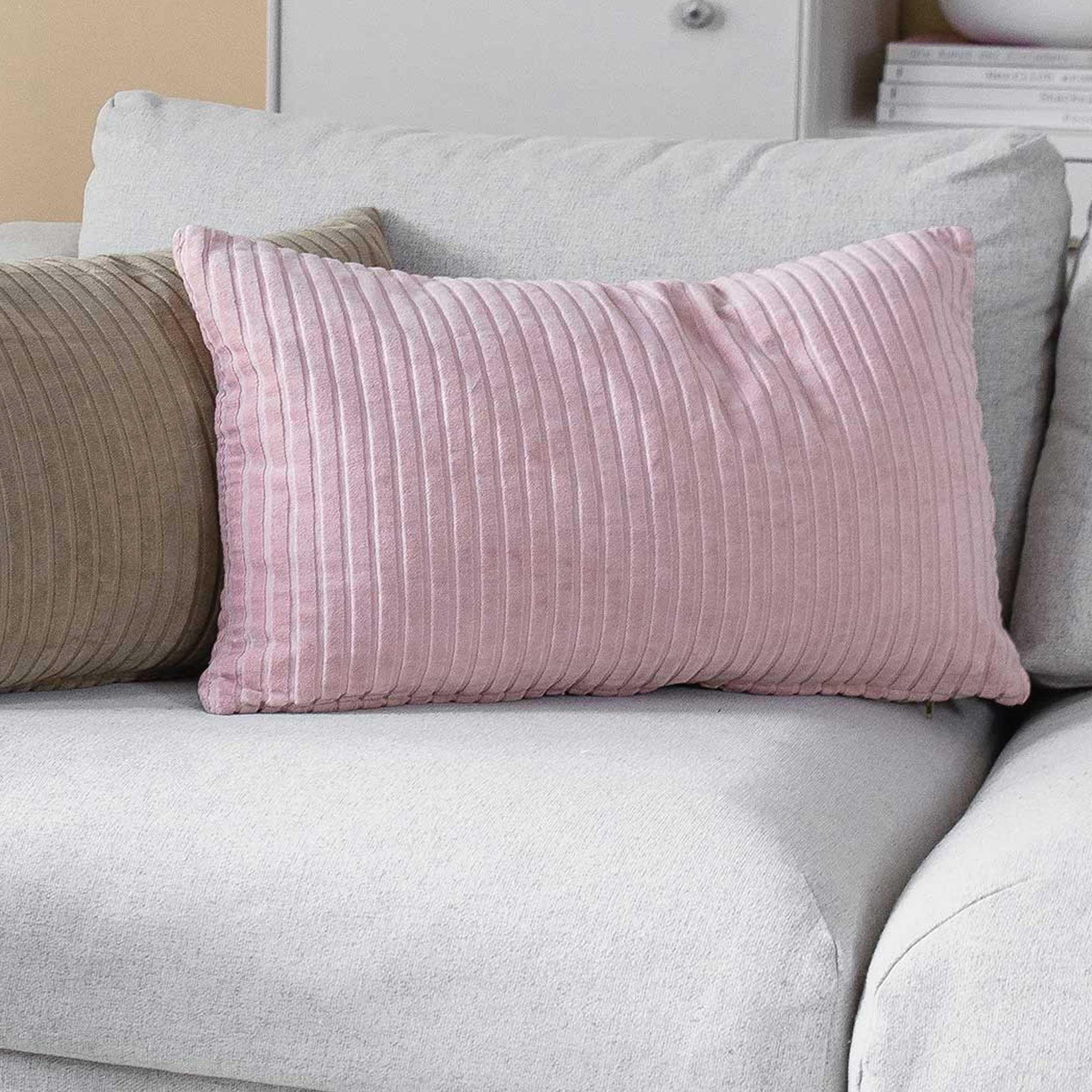 Kissenbezug Cord Rosa Rose in 100% Bio Baumwolle von der Marke Liv Interior. Cordkissen für das Sofa bei Soulbirdee Onlineshop Kissen kaufen Kissen Misty Rose