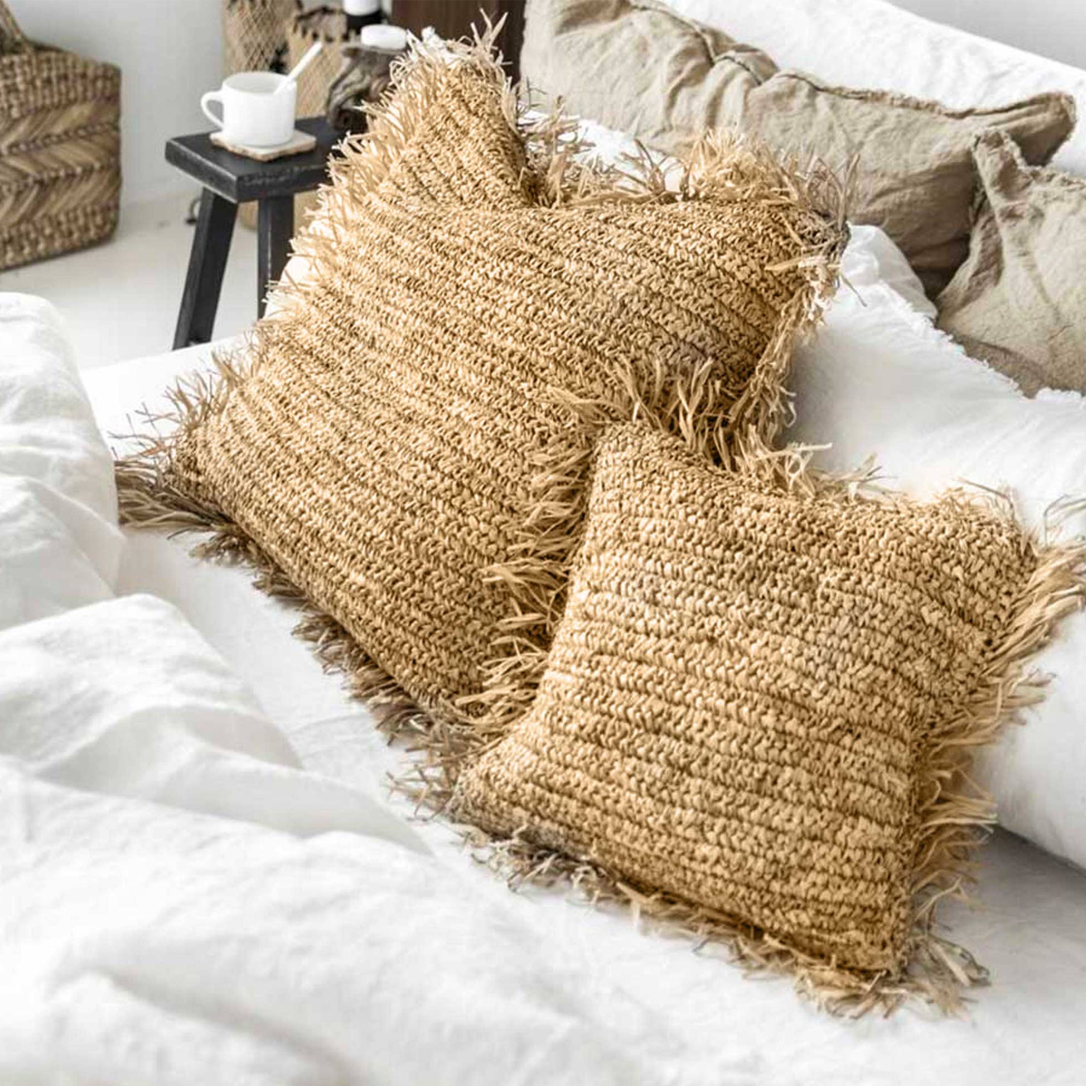 Kissen aus Bast in vielen Größen ♥ Dekokissen: Kissen inklusive Kissenfüllung♥ Marke Bazar Bizar aus Bali ♥ Kissen kaufen ♥ Soulbirdee Onlineshop Kissen aus Bast in vielen Größen mit Kissenfüllung von der Trendigen Marke Bazar Bizar. Entdecken Sie die besonderen Deko Kissen für das Urlaubsflair