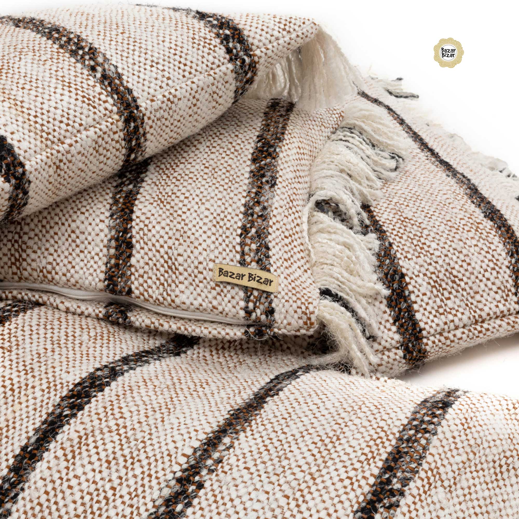 Kissen in Bohemian Weiss ♥ Boho Kissen aus Baumwolle mit Fransen ♥ Bazar Bizar aus Bali ♥ Boho Kissen kaufen ♥ bei Soulbirdee Onlineshop Kissen Sofakissen Bohemian white Gee Bazar Bizar Weiss Boho Dekokissen Fransen Soulbirdee Online Shop