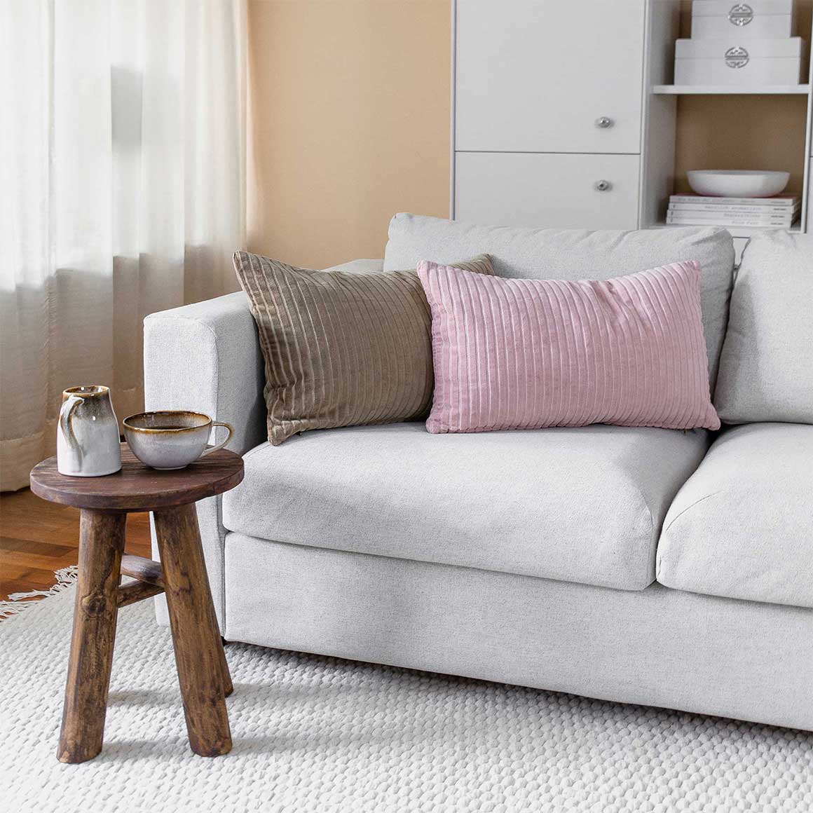 Kissenbezug Cord Beige Rosa Baumwolle von der Marke Liv Interior. Cordkissen für das Sofa bei Soulbirdee Onlineshop Kissen kaufen