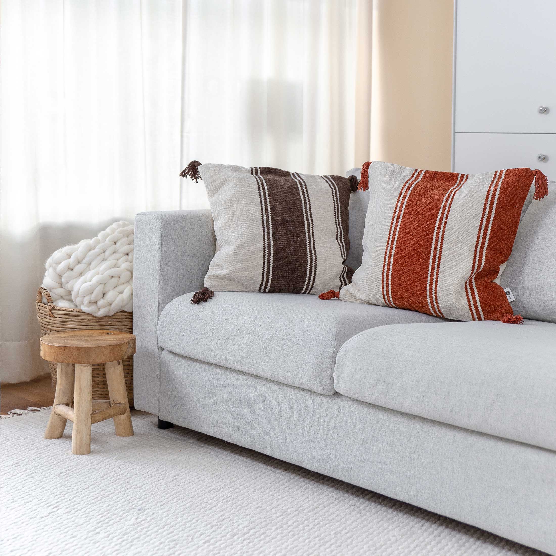 Kissenhülle mit Streifen & Bommel ♥ MadamStoltz im Soulbirdee Onlineshop ♥ Kissenbezug 50x50 | Sofakissen in Orange Rot Braun ♥ Boho Style Kissen kaufen