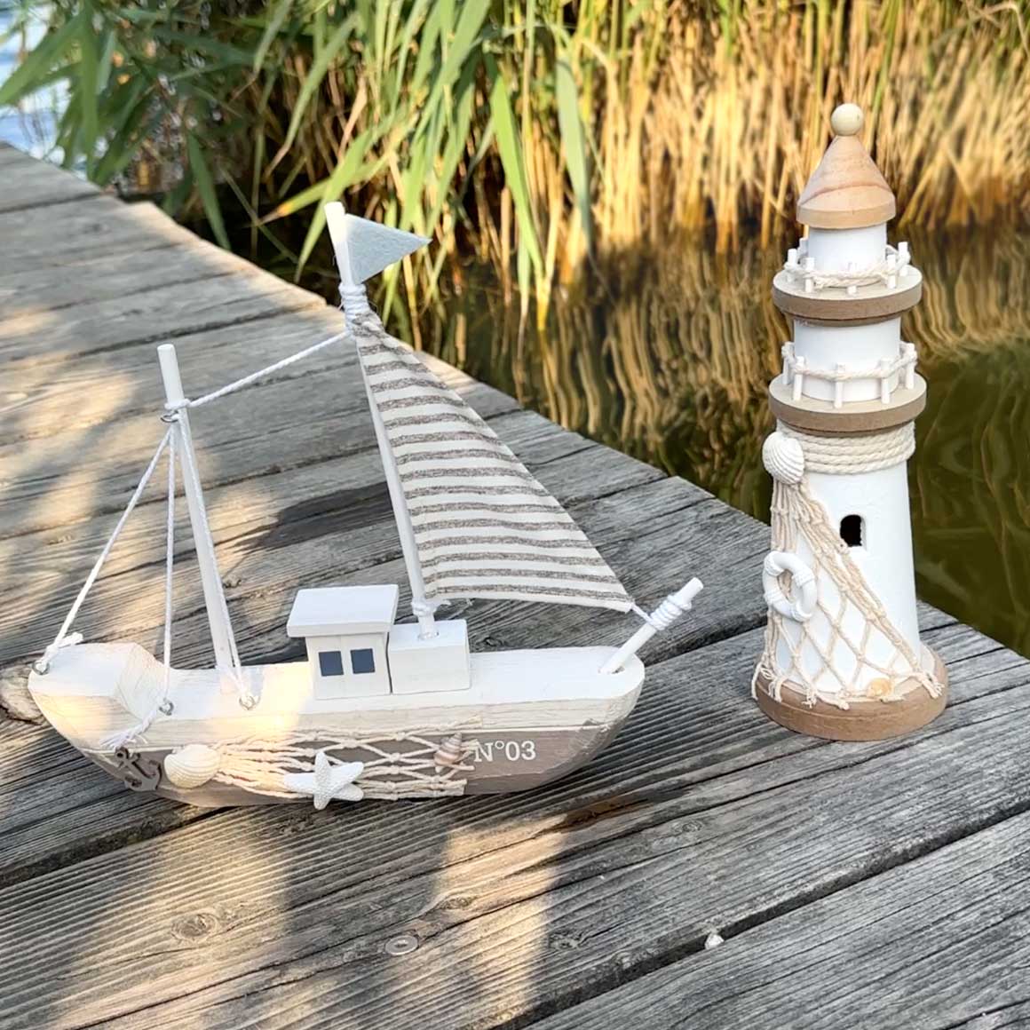 Leuchtturm als maritime Deko in Deinem Zuhause oder als Blickfang wo immer Du gerne dekorierst ✓ Landhaus Deko Holzfigur ♥ Soulbirdee Deko Onlineshop Maritime Deko Boot Segelschiff Leuchtturm Möwen Holz Figuren Soulbirdee Onlineshop