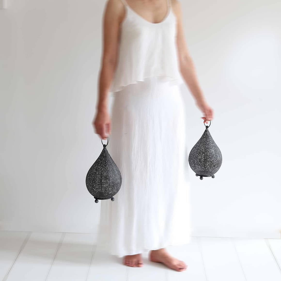 Orientalisches Windlicht in Schwarz, wirft durch sein Lochmuster ein Schattenspiel an die Wand. Es leuchtet besonders schön auf Terrasse und Garten!