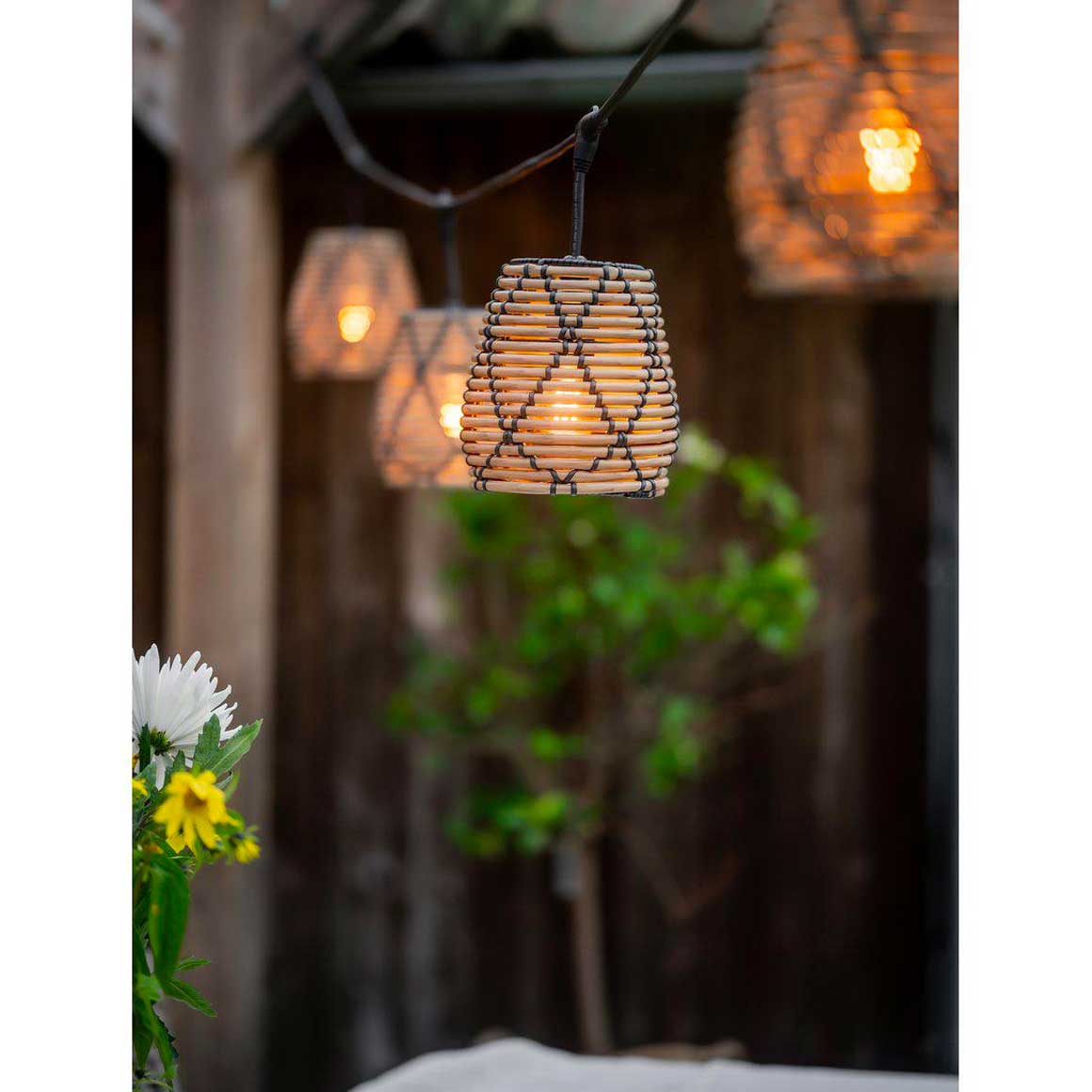 Outdoor Lichterkette mit 5 Lampenschirmen Poly Rattan Outdoor Beleuchtung Terrasse Balkon Lichterkette Strom Stecker wetterfest witterungsbeständig braun Muster gemustert Landhaus Gartenlicht Soulbirdee Lampenshop