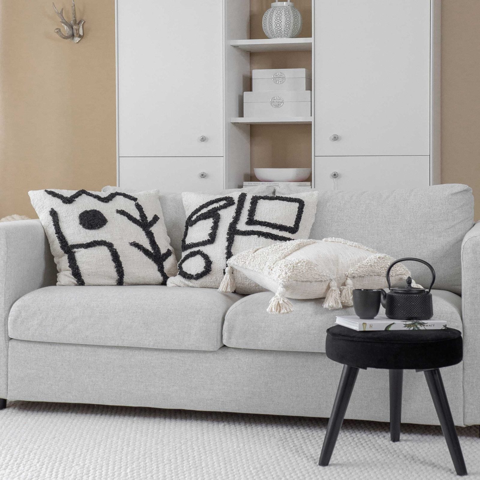 Sofakissen im modernen Stil mit geometrischem Muster. Kissen in Schwarz Beige aus Skandinavien | Deko im Soulbirdee Onlineshop Kissen kaufen quadratisch