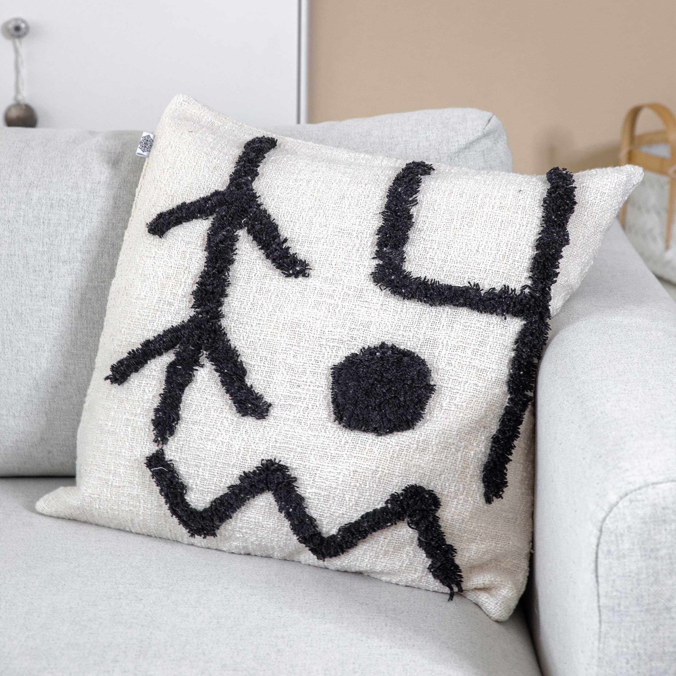 Sofakissen Tribal Art Modernes Dekokissen im Boho Style Schwarz Beige Kissen aus Baumwolle Kissen kaufen im Soulbirdee Onlineshop Boho Kissen