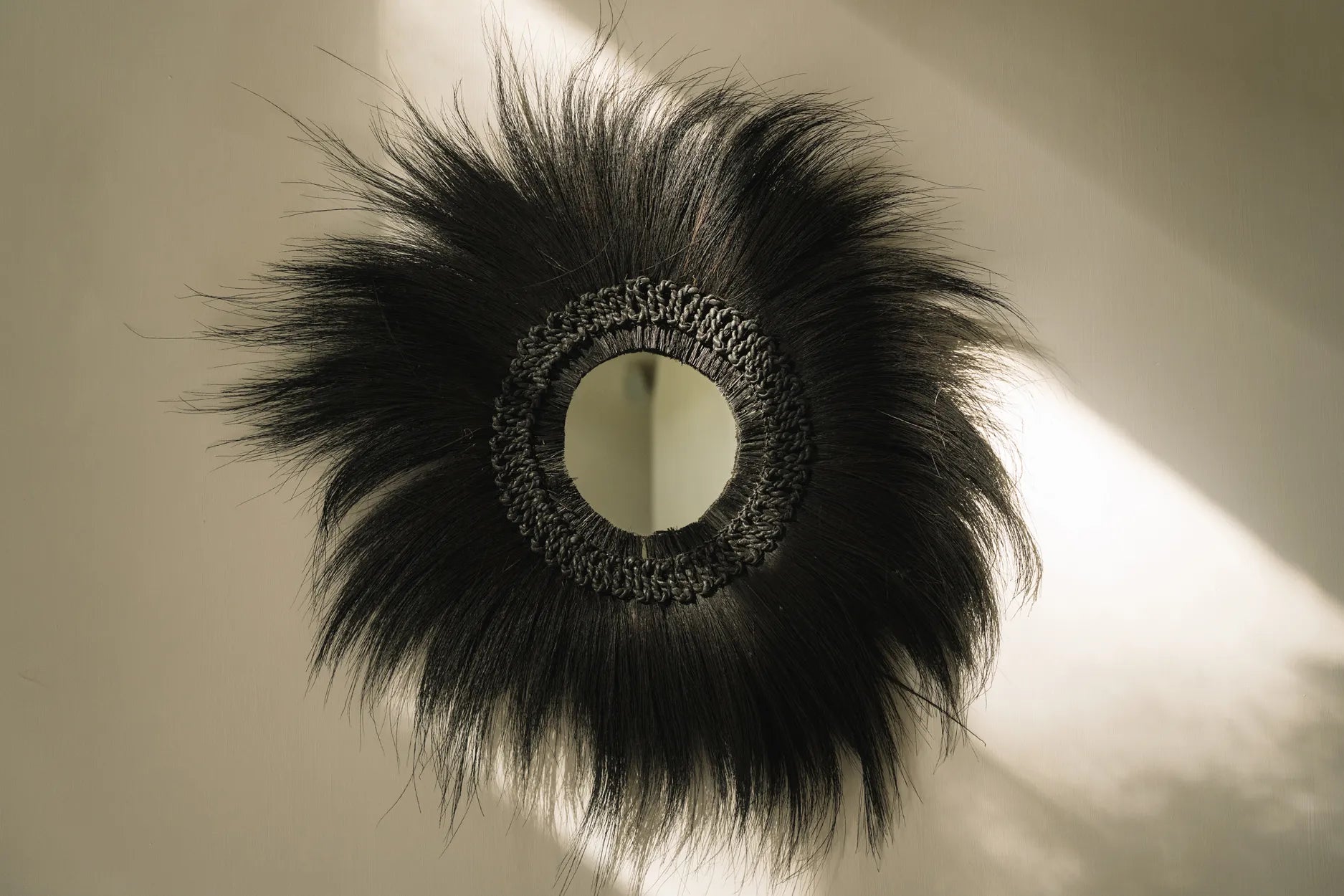 Spiegel Rund Schwarz 100 cm Wandspiegel Große Spiegel mit Glam Design Boho Spiegel Bazar Bizar aus Bali Spiegel kaufen Soulbirdee Onlineshop