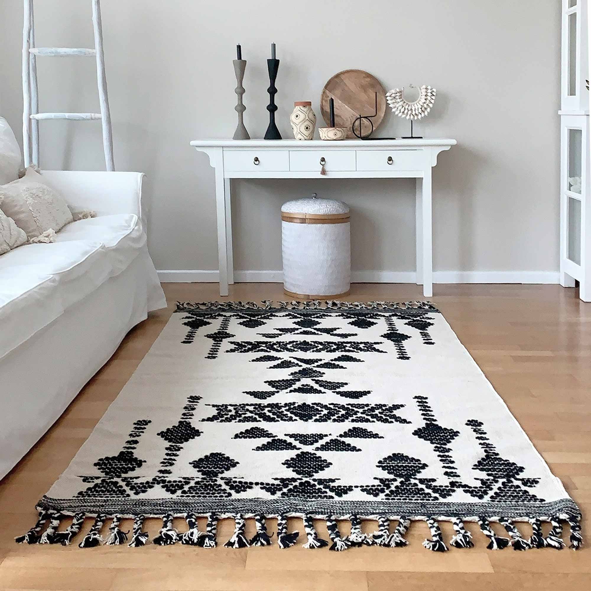 Skandinavischer Teppich in Schwarz & Off-White mit Fransen & Ethno Muster ♥ Skandinavischen MadamStoltz Teppich kaufen ♥ Soulbirdee Onlineshop