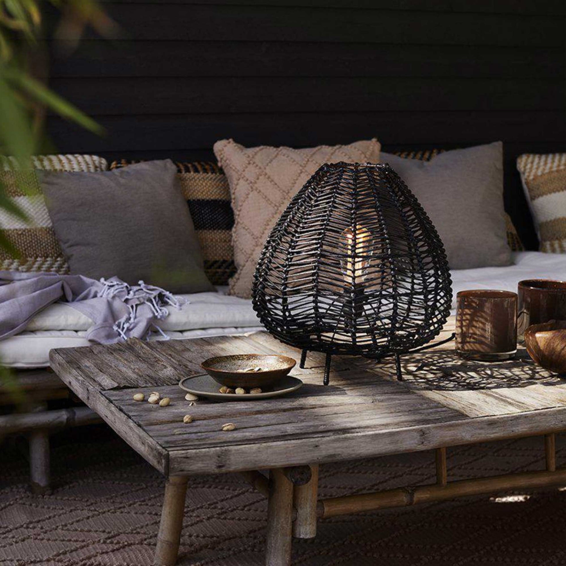 Tischlampe schwarz Rattan Rattanlampe Tischleuchte NANA Qualität Beleuchtung Wohnzimmerlampe Nachttischlampe kaufen Soulbirdee Onlineshop
