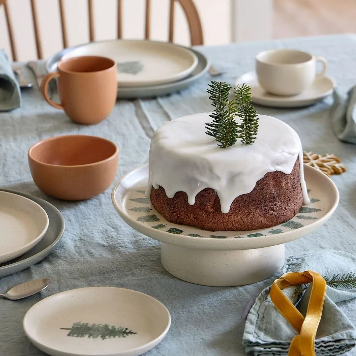 Tortenständer Weihnachtszeit auf einer nordisch gedeckten Kaffeetafel mit Kuchen und winterlicher Tischdekoration
