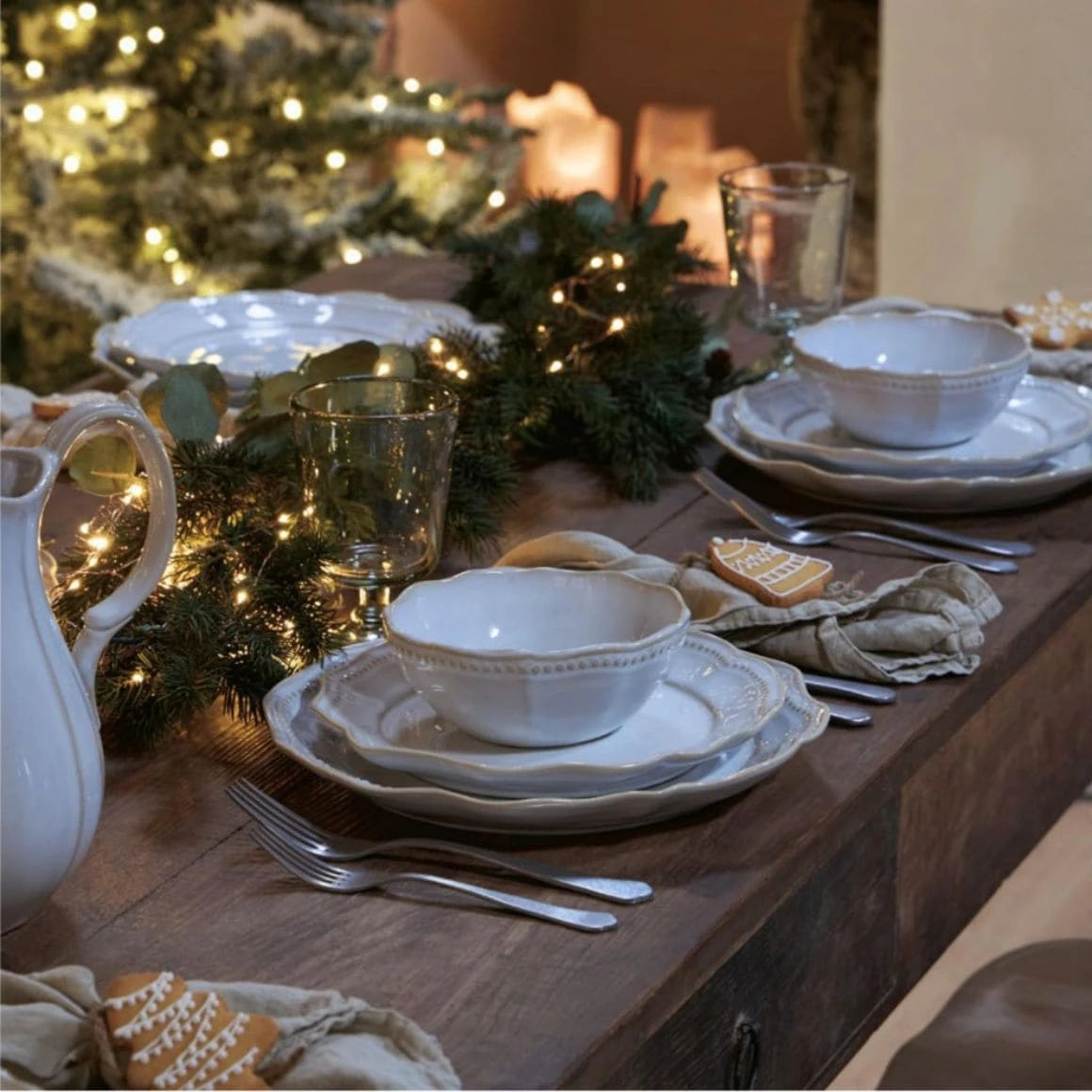 Geschirr für den festlich gedeckten Tisch in der Weihnachtszeit