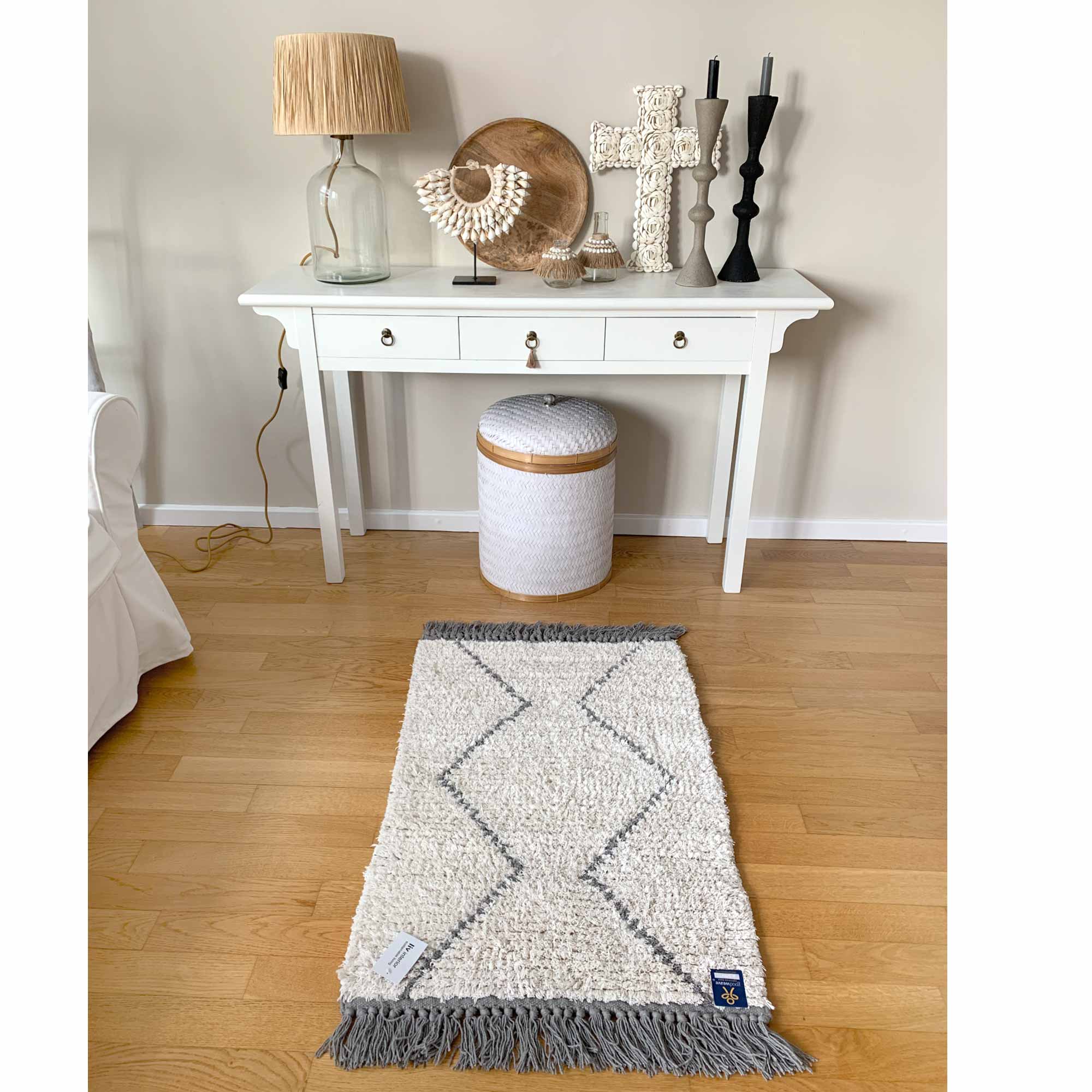 Marokkanischer Berber Läufer in Beige und Grau in 60x90 von der Marke Liv Interior. Teppich Läufer im Beni Ourain Stil bei Soulbirdee