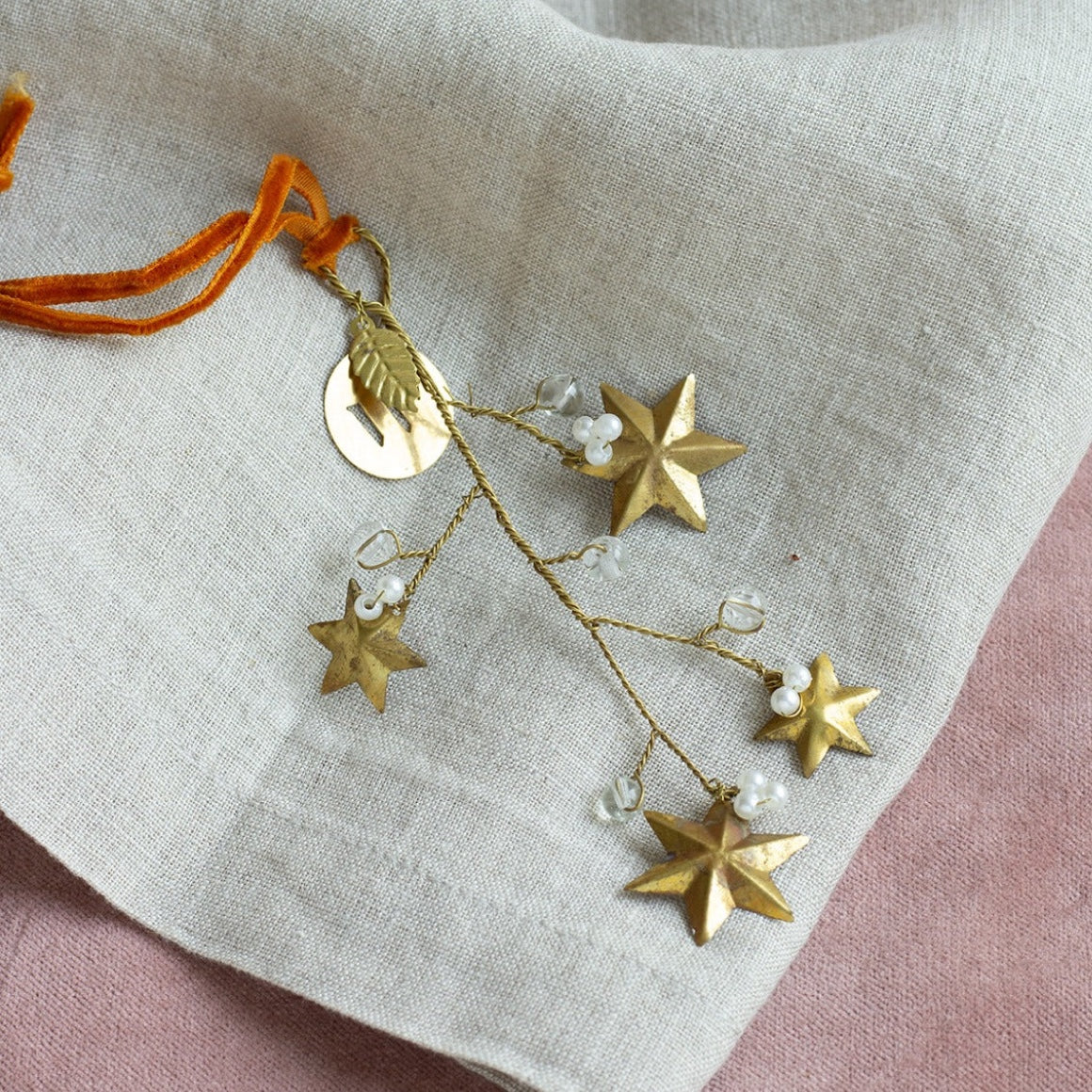 Sterne gold dekoanhänger mit Perlen und Samtband und Logo Branding von Weldaad als Boho Stil dekoration ornament