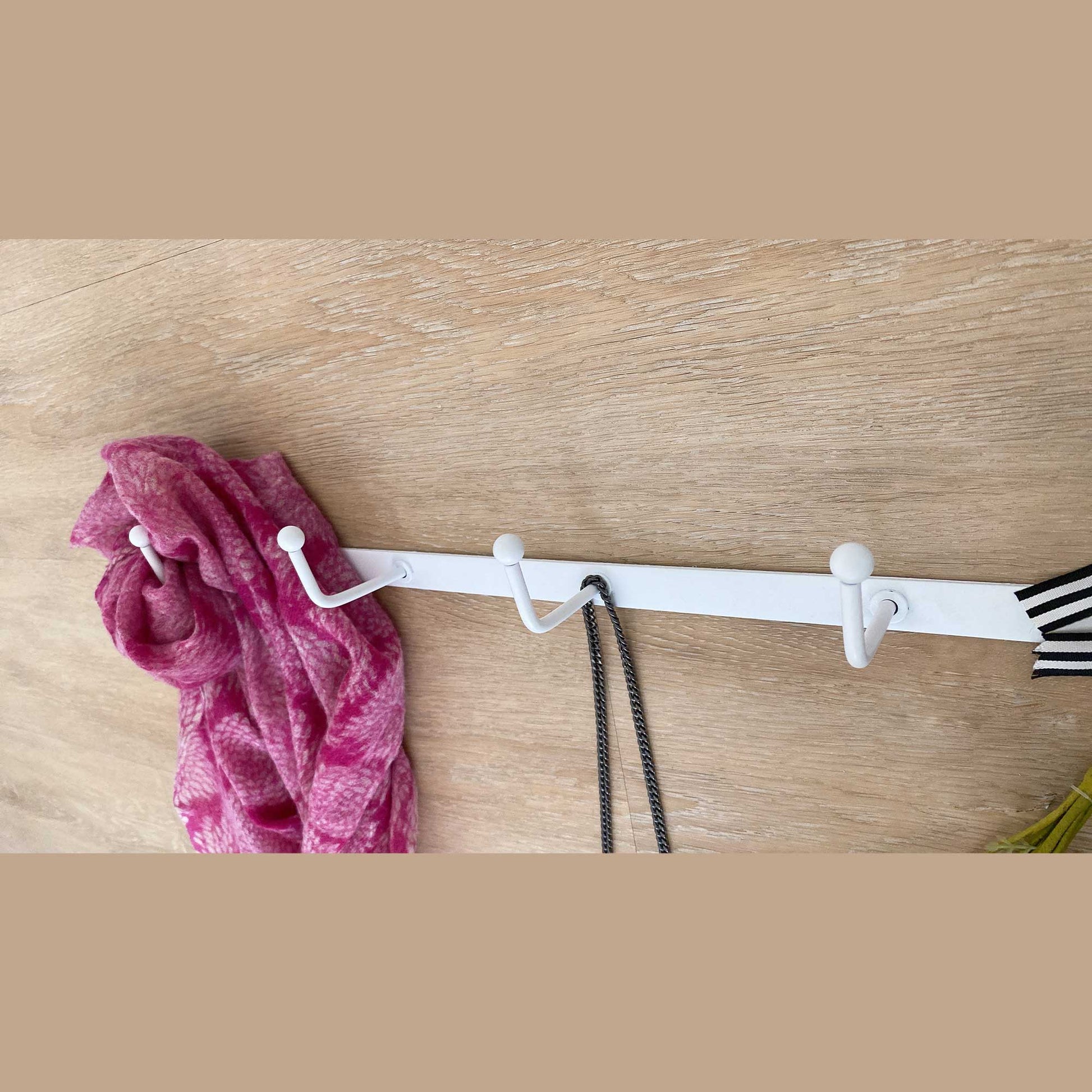 Garderobenhaken Weiß Hakenleiste 5 Haken 60cm Länge von der Marke IB Laursen. Garderobe im skandinavischen Stil bei Soulbirdee kaufen