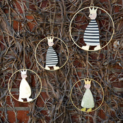 Fensterdeko Hängende Fensterdeko mit süßen Königen Dekofiguren Fensterdeko für Weihnachten | Herbst Deko | Gold, Silber ♥ 3-er Set ✓ Soulbirdee Shop Fensterdeko runder Dekoanhänger Dekoring Fensterring Fensterhänger Dekofigur Könige im Gold, Silber mit Streifen Punkten 3-er Set süße Deko für das Fenster Soulbirdee Shop