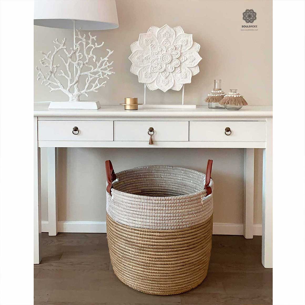 Korb mit Lederhenkel in Weiss & Silber oder Gold Der edle Henkelkorb in aus Gras sorgt im Wohnzimmer für Ordnung Korb kaufen ♥ Soulbirdee Onlineshop Henkelkorb weiss und Gold Wäschekorb Aufbewahrung Handarbeit Afrika fair Soulbirdee Onlineshop