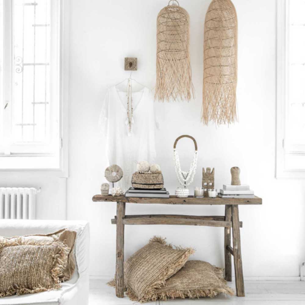 Ibiza Style Dekor für zuhause gelingt ganz einfach mit diesen Ideen und Wohndeko. Viel Weiss, Holz und Bambus, Kissen mit Pailetten, Muscheln. Ethno Ibiza
