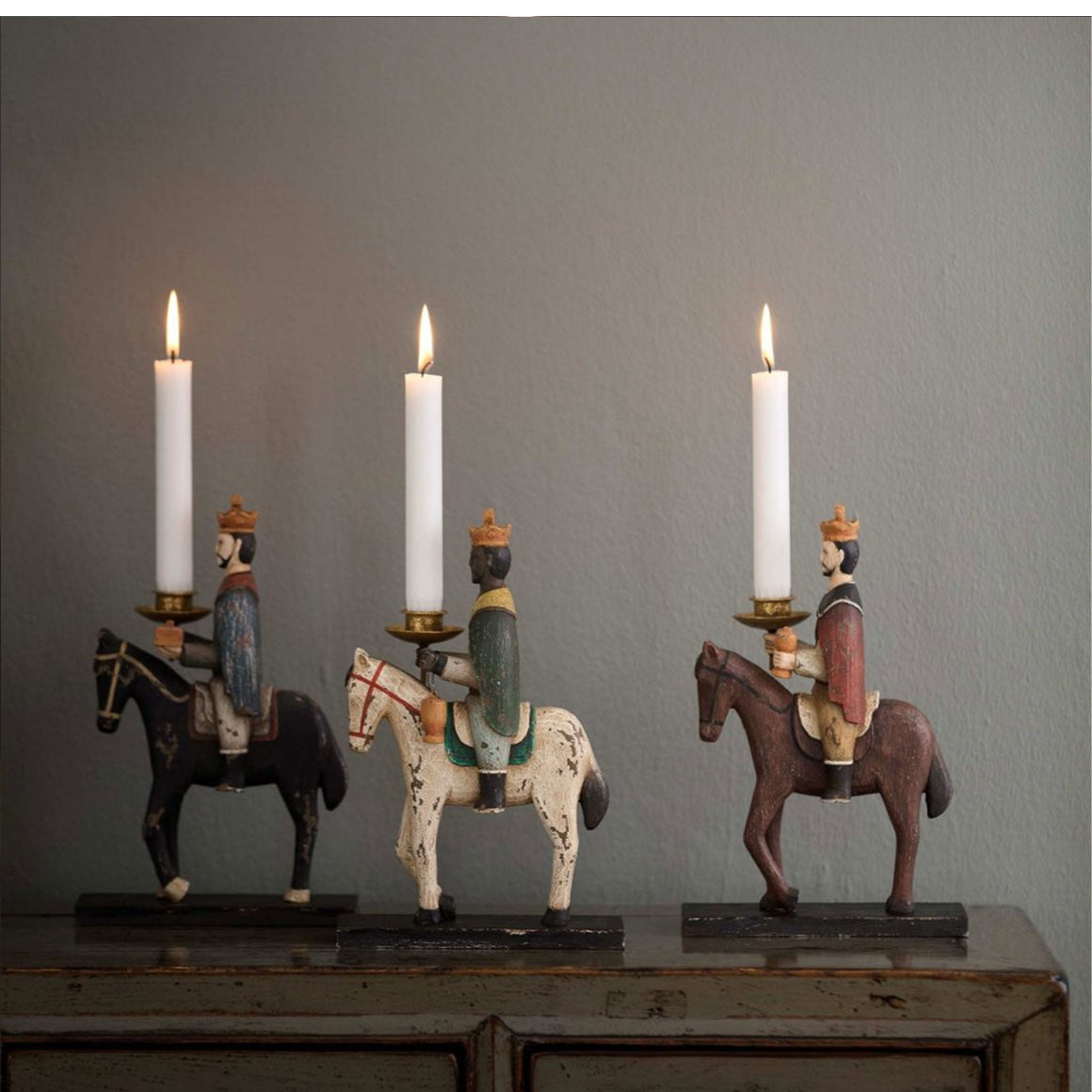 Skandinavische Weihnachtsdekoration mit Heiligen 3 Königen von Bungalow DK auf Sideboard