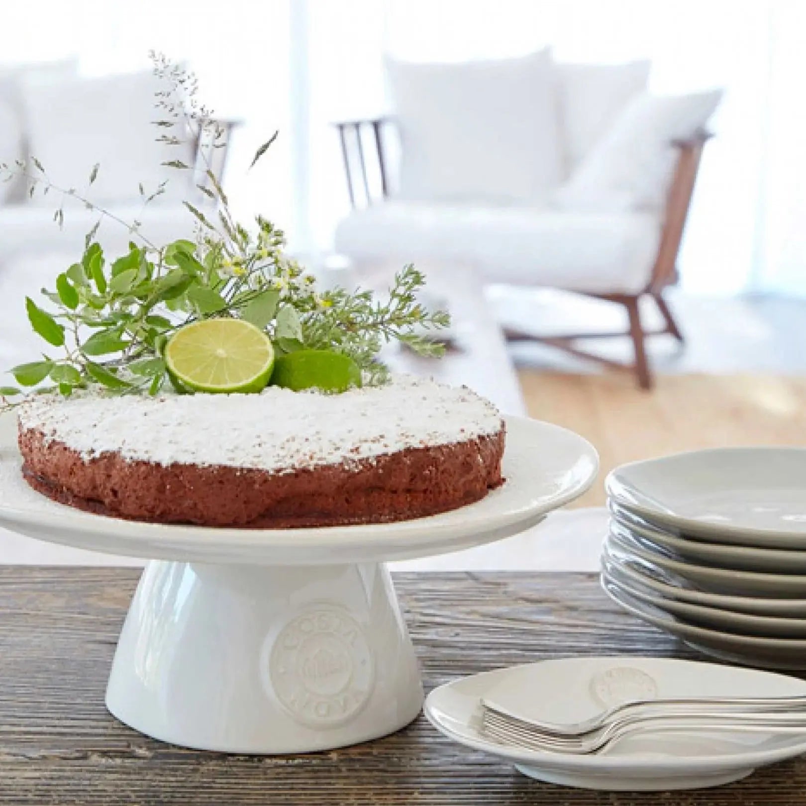 Tortenständer für Brunch und Kaffeetafel auf einem gedeckten Tisch