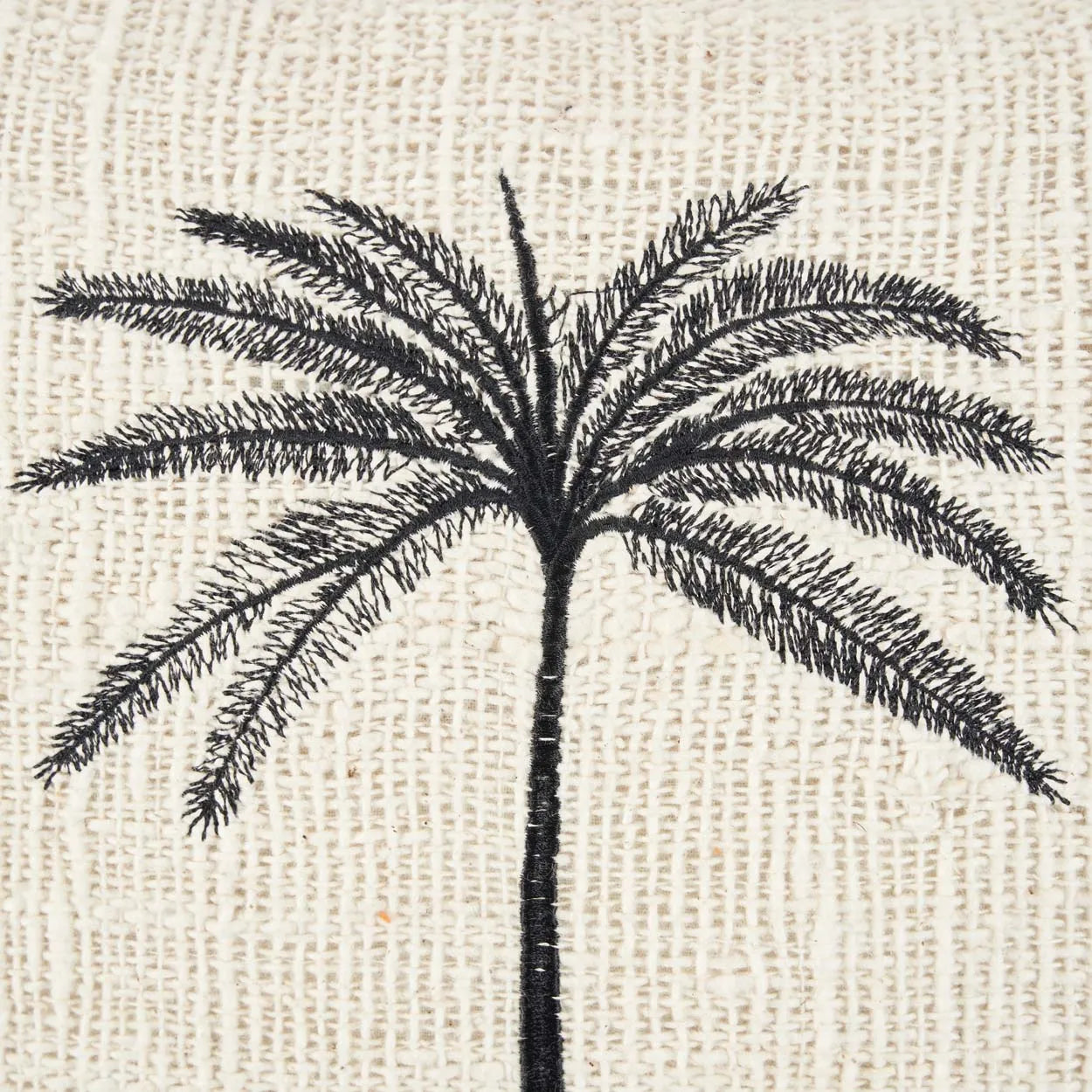 Detail Palme schwarz gestickt Dekokissen quadratisch Boho Kissen 50x50 Beige Deko Seaside Bazar Bizar Deko kaufen Boho Style Soulbirdee Onlineshop