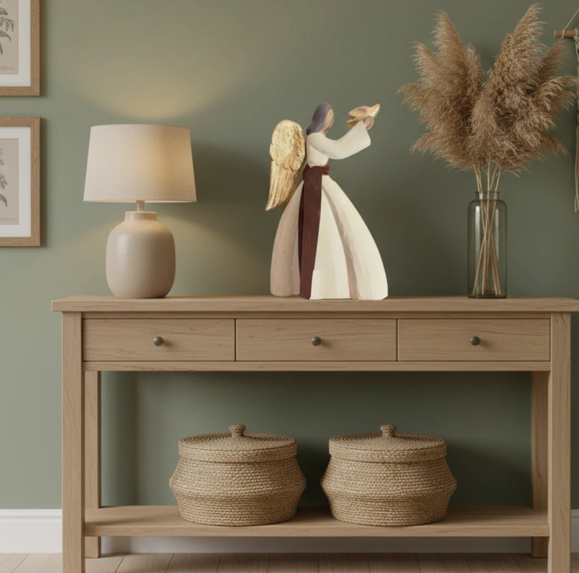 Engel aus Holz in Creme Beige mit goldenen Flügeln und Taube in Händen im Raum im Landhaus Stil
