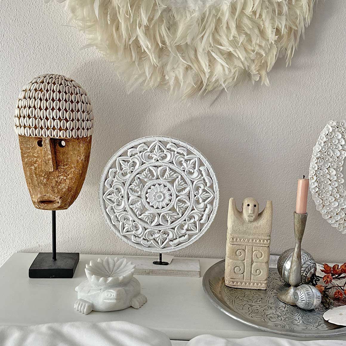 Mandala Weiss Boho Deko zum Hinstellen rund Ornament Statue für die Dekoration auf einer Konsole zusammen mit Muschelketten Boho Style Ethno Style Soulbirdee Onlineshop, netter Service