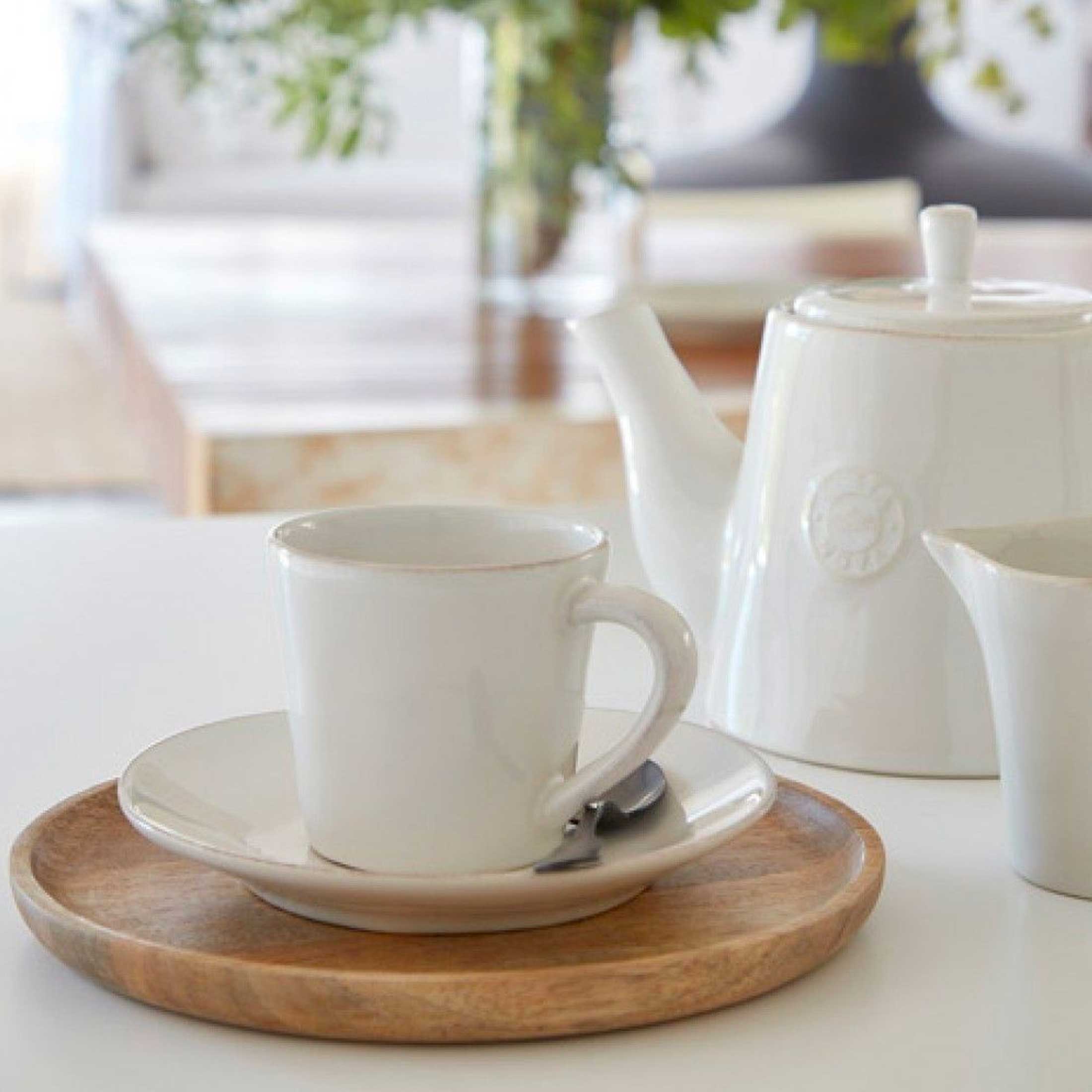 Weisse Espressotasse mit Untersetzer aus Steingut | Geschirr von Costa Nova | Geschenk | Pflegeleicht für das Büro | Spülmaschine geeignet | Onlineshop
