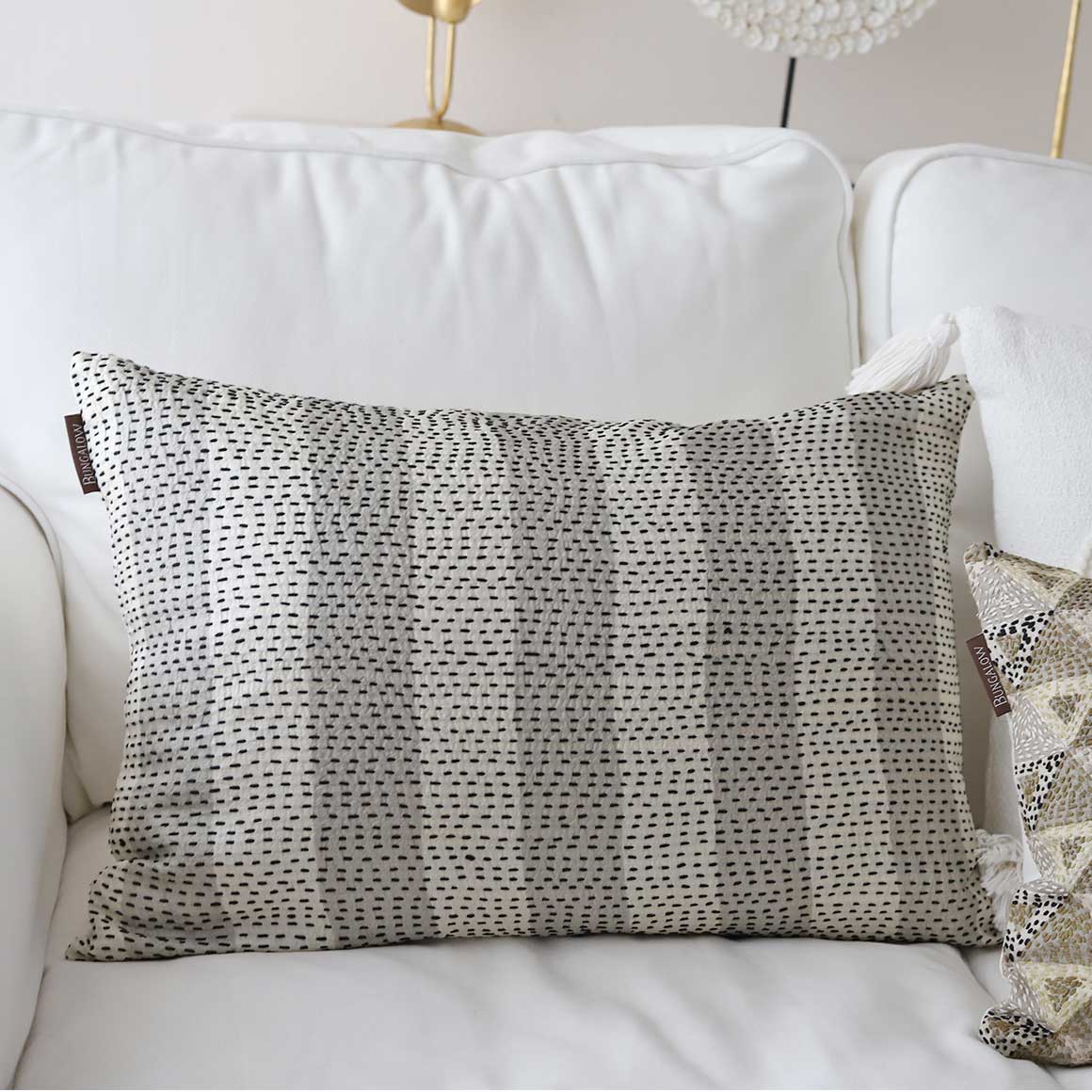 Seidenkissen Grau Beige Schwarz bestickt Handgemacht Elegantes DekoKissen mit Streifen Sofakissen, Zierkissen, Deko kissen Soulbirdee Onlineshop | Kissen kaufen kissen neutral tones skandi streifen muster bungalow dk Kopenhagen Deko Soulbirdee Onlineshop