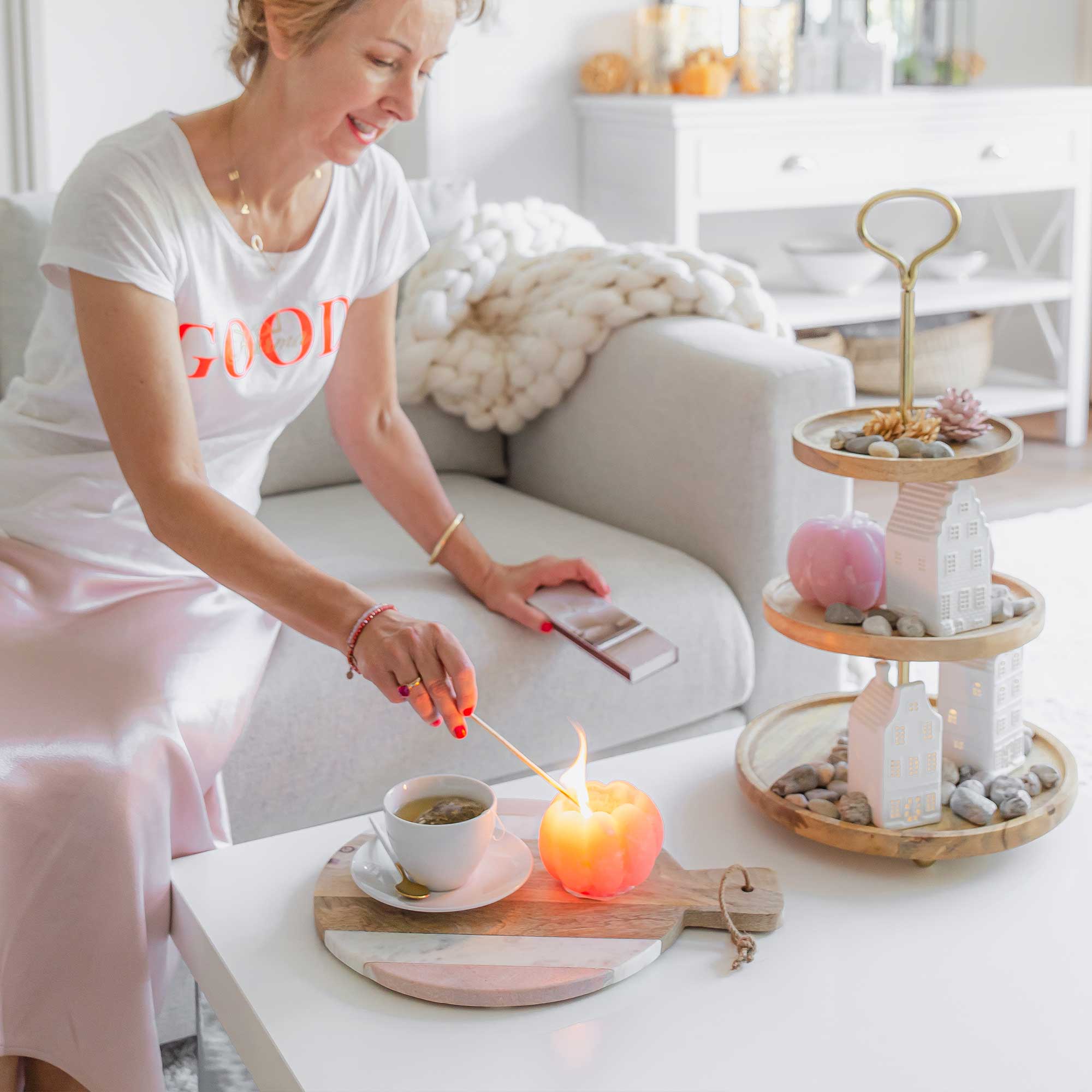 Servierbrett als Deko Tablett rund holzbrett zum servieren und als Dekotablett auch als Kerzentablett im Soulbirdee Onlineshop Küchendeko Wanddeko