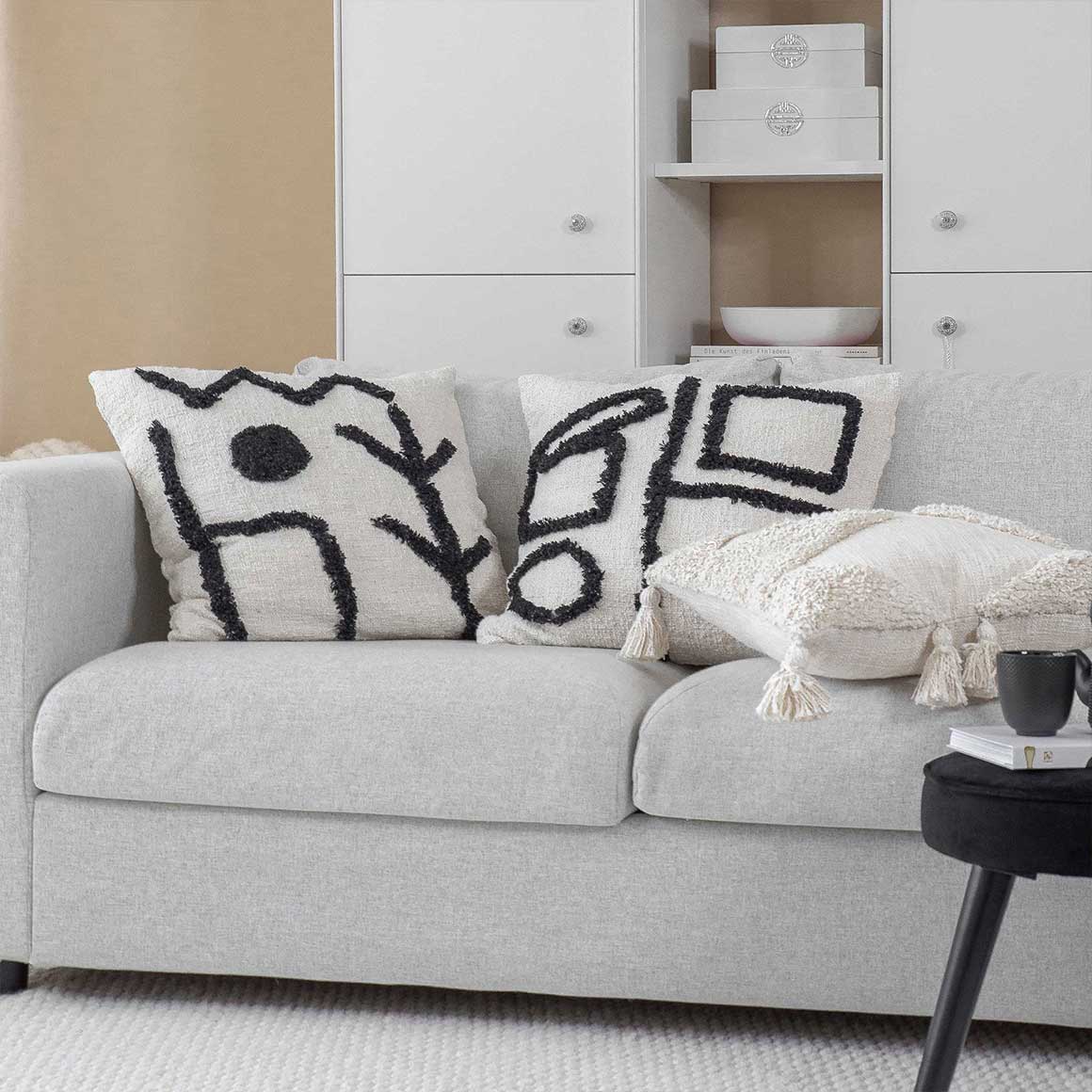 Boho Kissen Sofakissen im modernen Stil mit geometrischem Muster. Kissen in Schwarz Beige aus Skandinavien | Deko im Soulbirdee Onlineshop