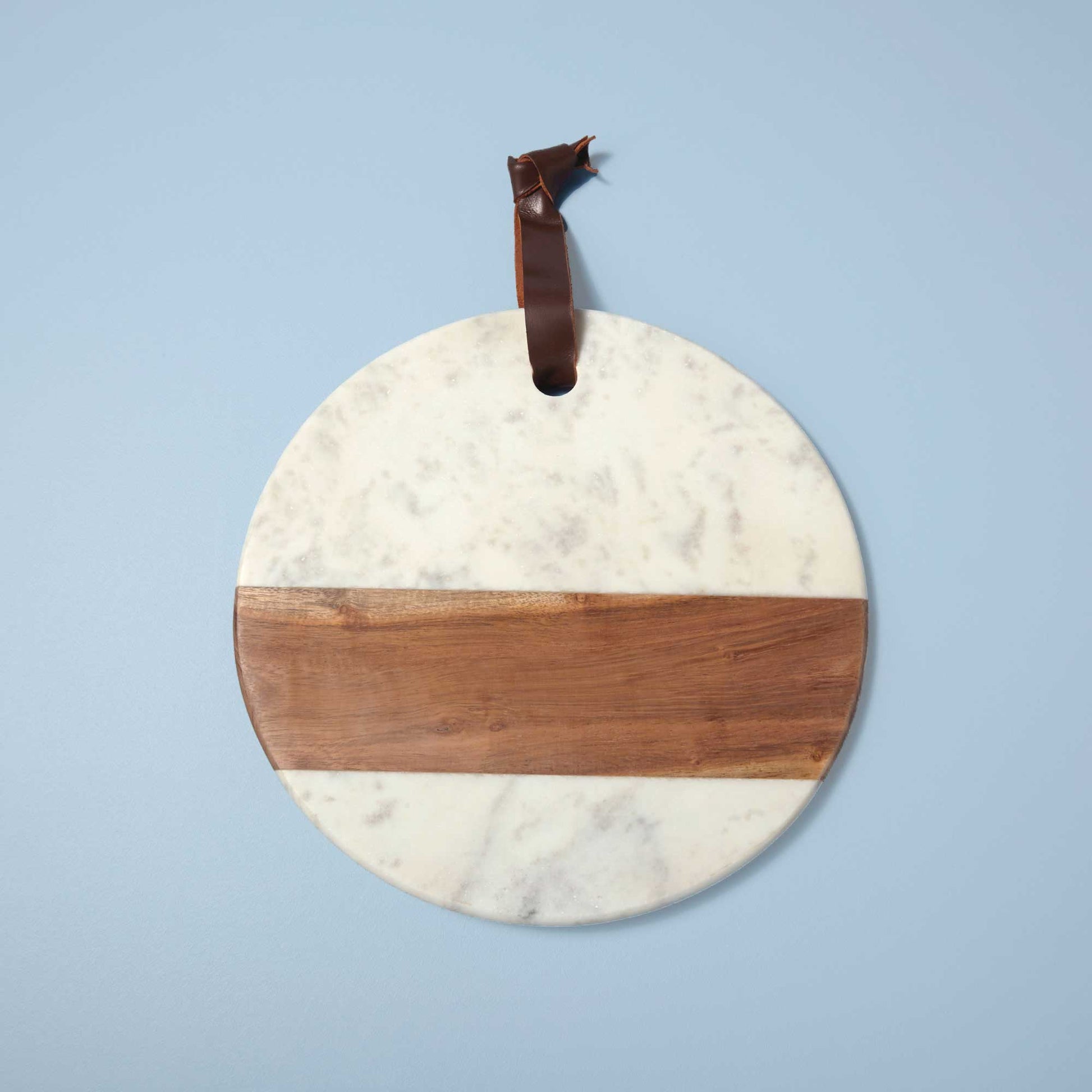 Servierbrett HOME aus Marmor und Holz | ein rundes Marmorbrett mit einer Schlaufe aus Leder | Dekobrett zum Hängen | Küchendeko von Be Home