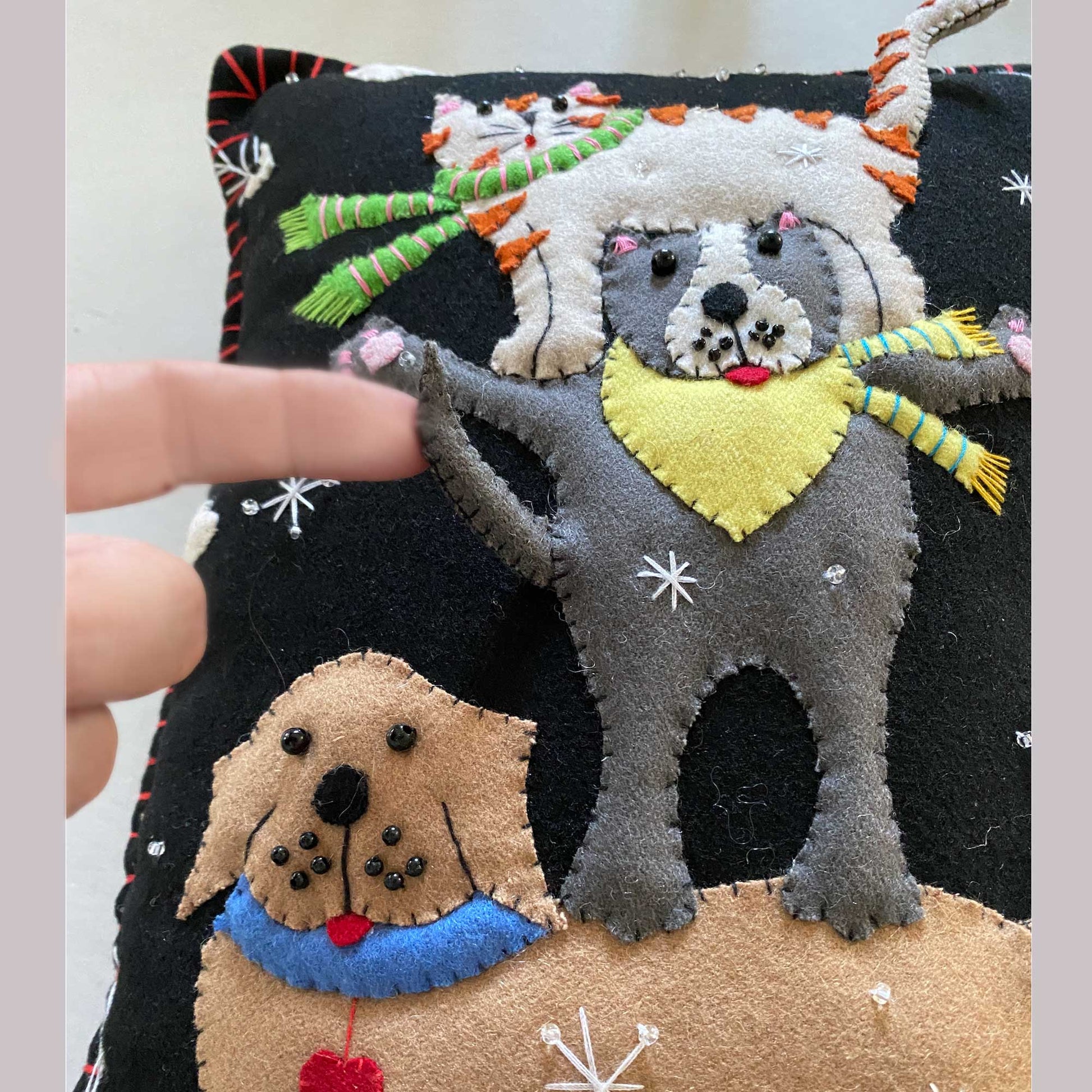 Kissen Katze mit Hunden | Landhaus Dekokissen als Winterdeko | Stickerei Katze und Hunde auf dunkelblauem Kissen | Meander | Kissen kaufen | Soulbirdee Onlineshop