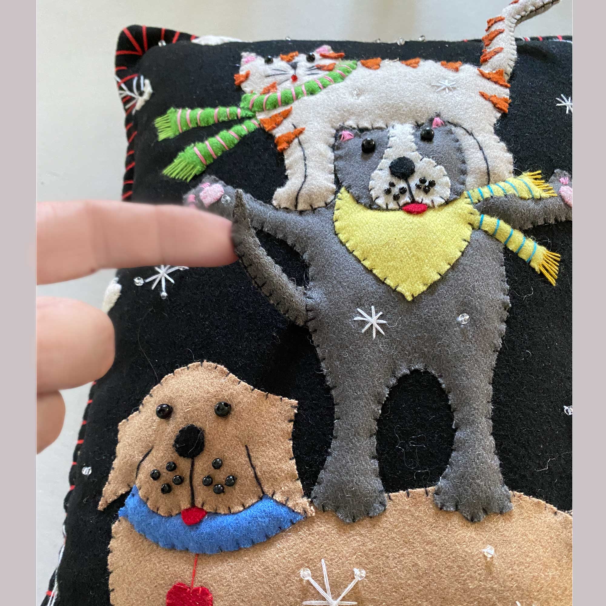 Kissen Katze mit Hunden | Landhaus Dekokissen als Winterdeko | Stickerei Katze und Hunde auf dunkelblauem Kissen | Meander | Kissen kaufen | Soulbirdee Onlineshop