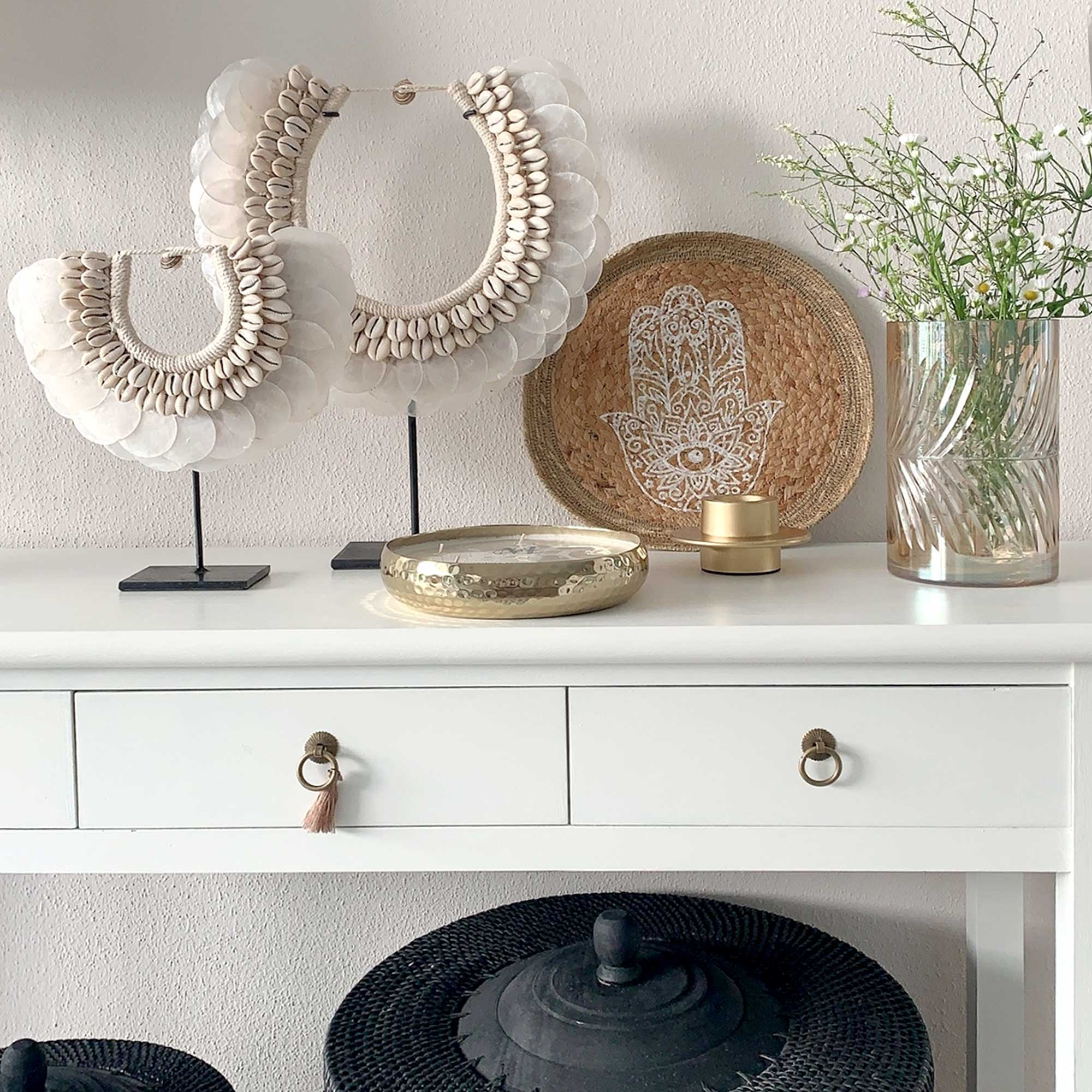 Duftkerze und Wohndeko mit Muschelketten aus Ibiza