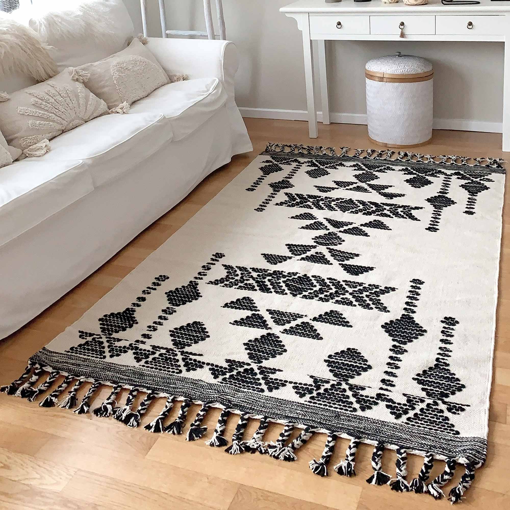 Teppich Beige Wohnzimmer Baumwollteppich mit Fransen & Ethno Muster MadamStoltz Soulbirdee Onlineshop